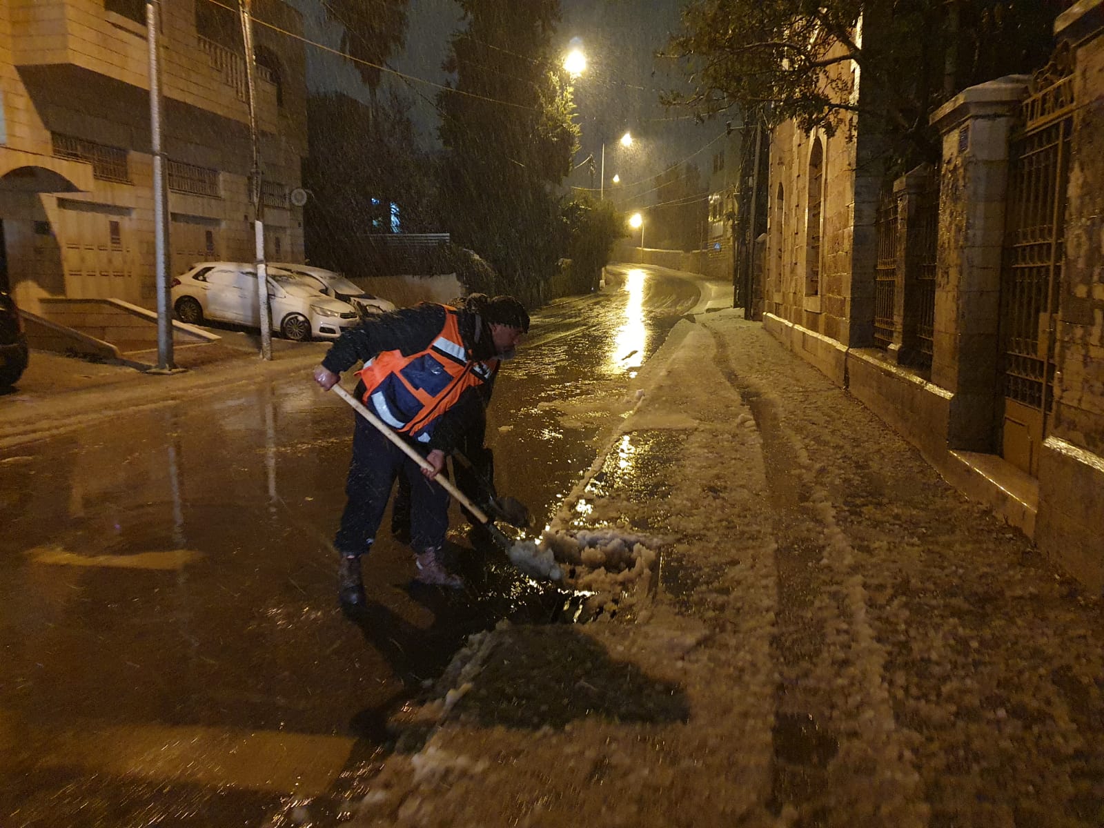 فريق الطوارىء في بلدية بيت لحم يواجه العاصفة الثلجية ويتعامل مع العديد من الحالات لتسهيل حركة المواطنين