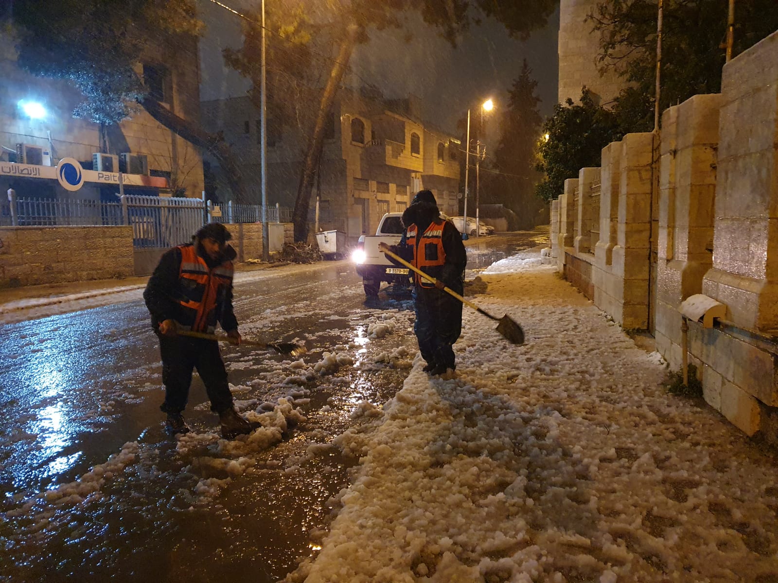 فريق الطوارىء في بلدية بيت لحم يواجه العاصفة الثلجية ويتعامل مع العديد من الحالات لتسهيل حركة المواطنين