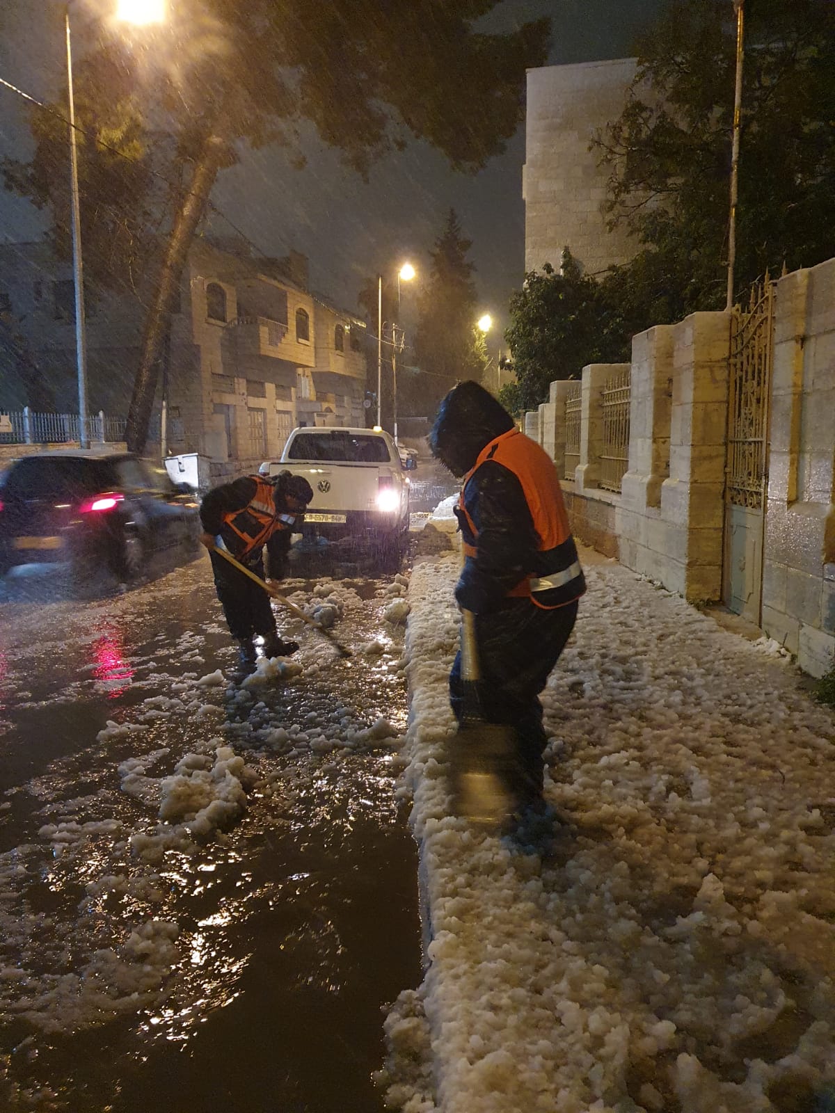 فريق الطوارىء في بلدية بيت لحم يواجه العاصفة الثلجية ويتعامل مع العديد من الحالات لتسهيل حركة المواطنين