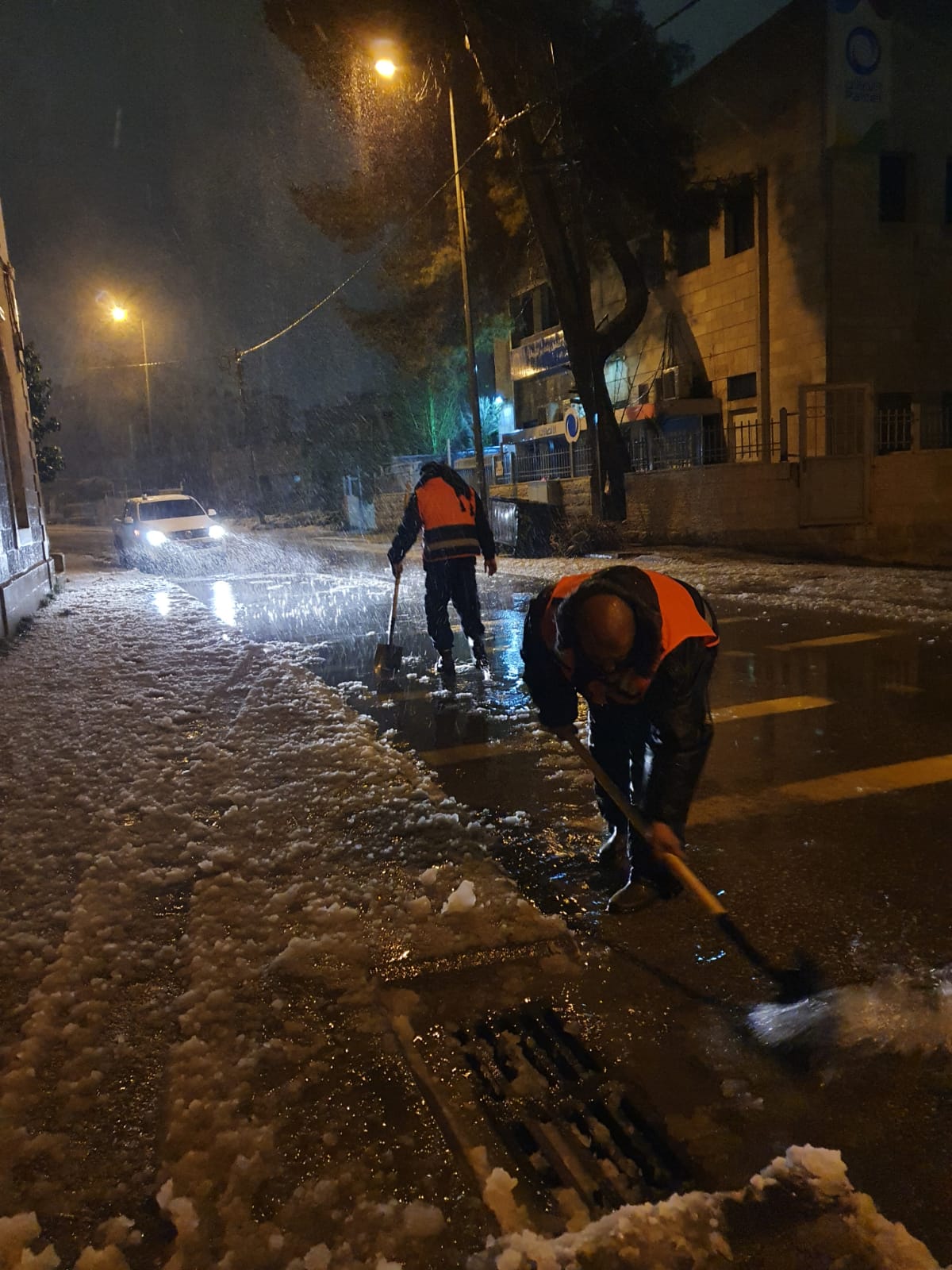 فريق الطوارىء في بلدية بيت لحم يواجه العاصفة الثلجية ويتعامل مع العديد من الحالات لتسهيل حركة المواطنين