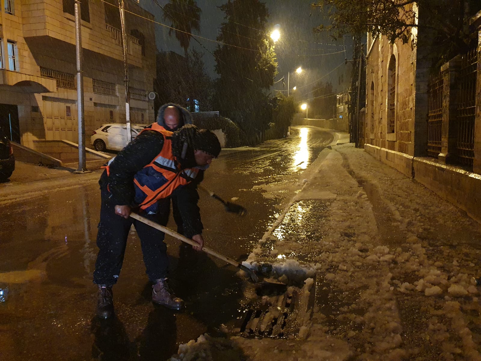 فريق الطوارىء في بلدية بيت لحم يواجه العاصفة الثلجية ويتعامل مع العديد من الحالات لتسهيل حركة المواطنين
