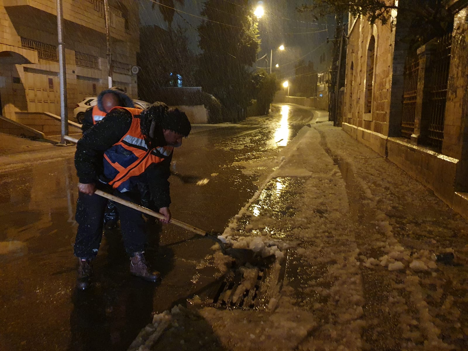 فريق الطوارىء في بلدية بيت لحم يواجه العاصفة الثلجية ويتعامل مع العديد من الحالات لتسهيل حركة المواطنين