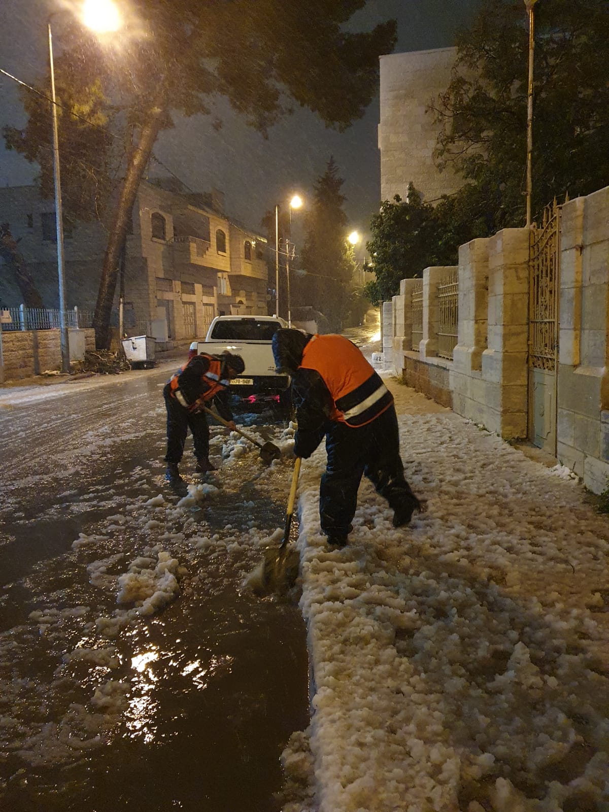 فريق الطوارىء في بلدية بيت لحم يواجه العاصفة الثلجية ويتعامل مع العديد من الحالات لتسهيل حركة المواطنين
