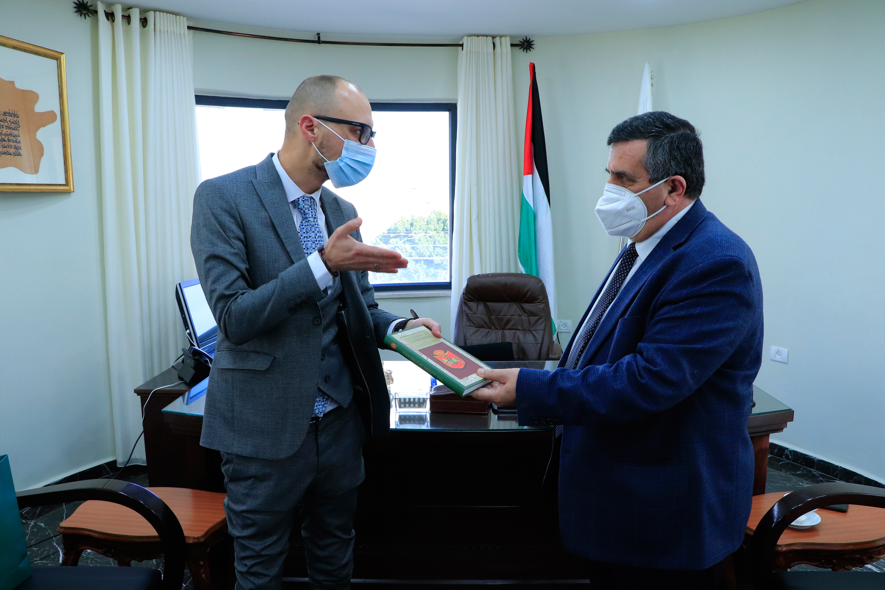 رئيس بلدية بيت لحم يبحث سُبل التعاون مع سفير جمهورية ليتوانيا في فلسطين