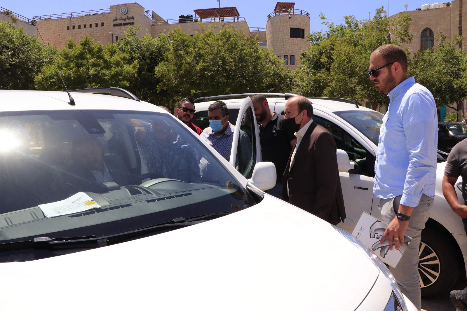 بلدية بيت لحم تتسلم أربع سيارات كهربائية تحقيقاً لرؤية الإستدامة