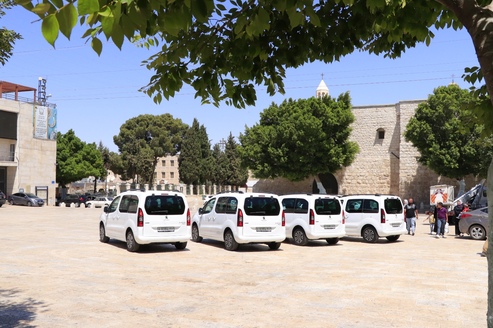 بلدية بيت لحم تتسلم أربع سيارات كهربائية تحقيقاً لرؤية الإستدامة