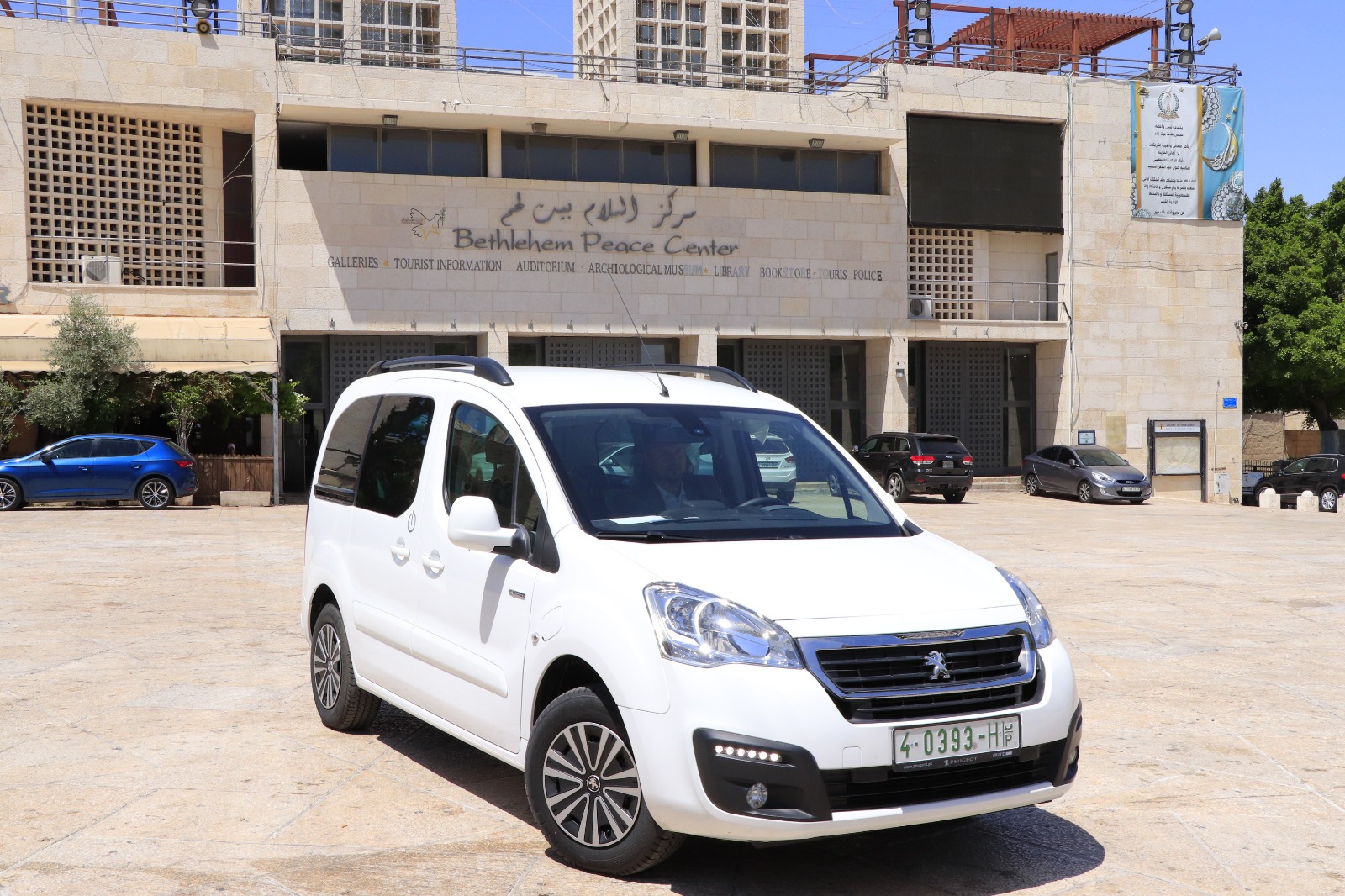 بلدية بيت لحم تتسلم أربع سيارات كهربائية تحقيقاً لرؤية الإستدامة