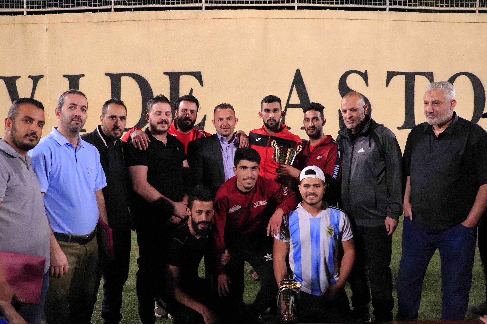 نائب رئيس بلدية بيت لحم يتوج نادي شباب العروج ببطولة بيت لحم الرمضانية الأولى لكرة القدم