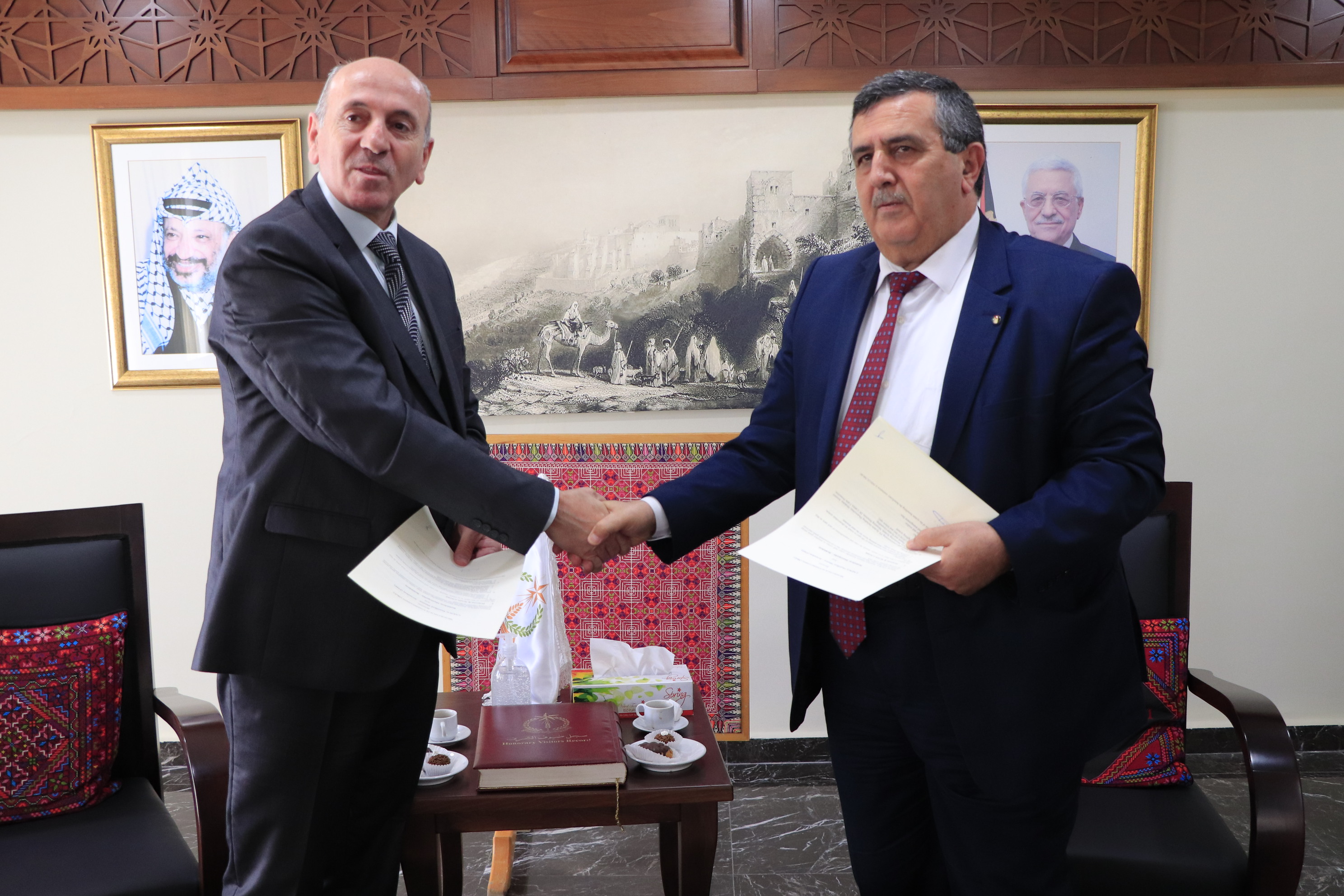 رئيس بلدية بيت لحم ومدير البعثة البابوية يوقعان على مذكرة تفاهم لتنفيذ مشروع تركيب مزرعة الواح شمسية لإنتاج طاقة كهربائية متجددة في حديقة ماري دوتي للأطفال