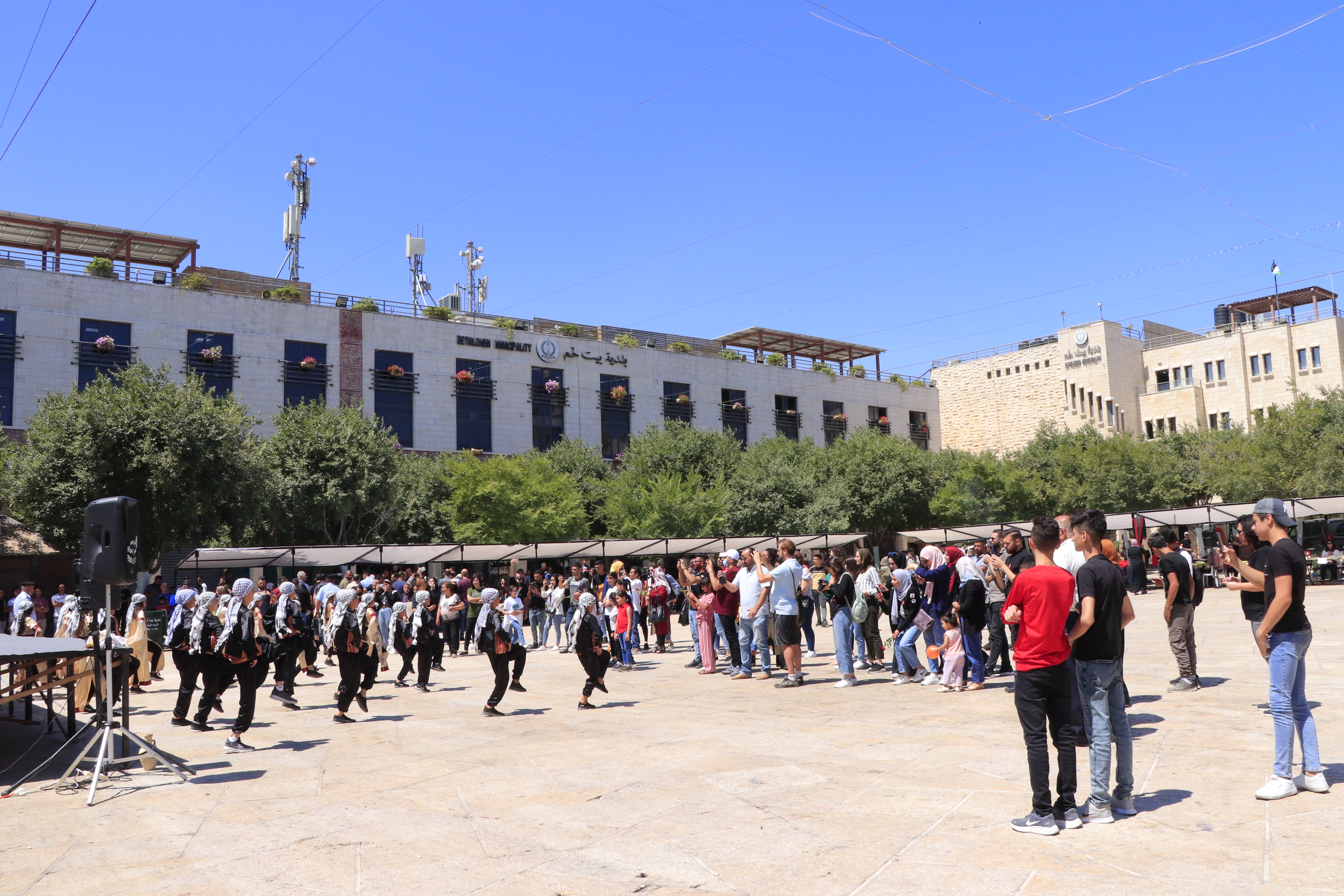 افتتاح سوق المزارعين الوطني في ساحة المهد لتعزيز صمود المزارع الفلسطيني ضمن فعاليات بيت لحم عاصمة الثقافة العربية وأسبوع الإقتصاد الوطني