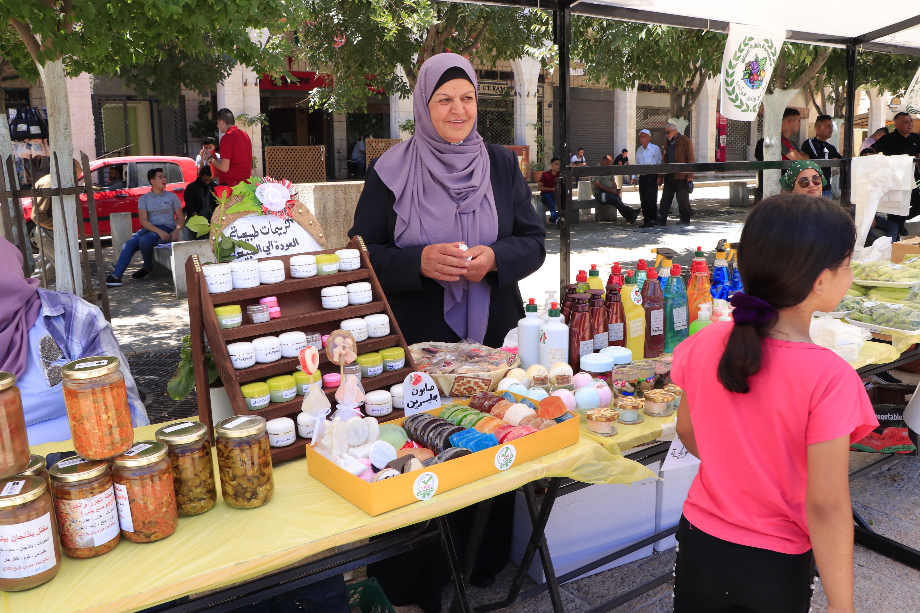 افتتاح سوق المزارعين الوطني في ساحة المهد لتعزيز صمود المزارع الفلسطيني ضمن فعاليات بيت لحم عاصمة الثقافة العربية وأسبوع الإقتصاد الوطني