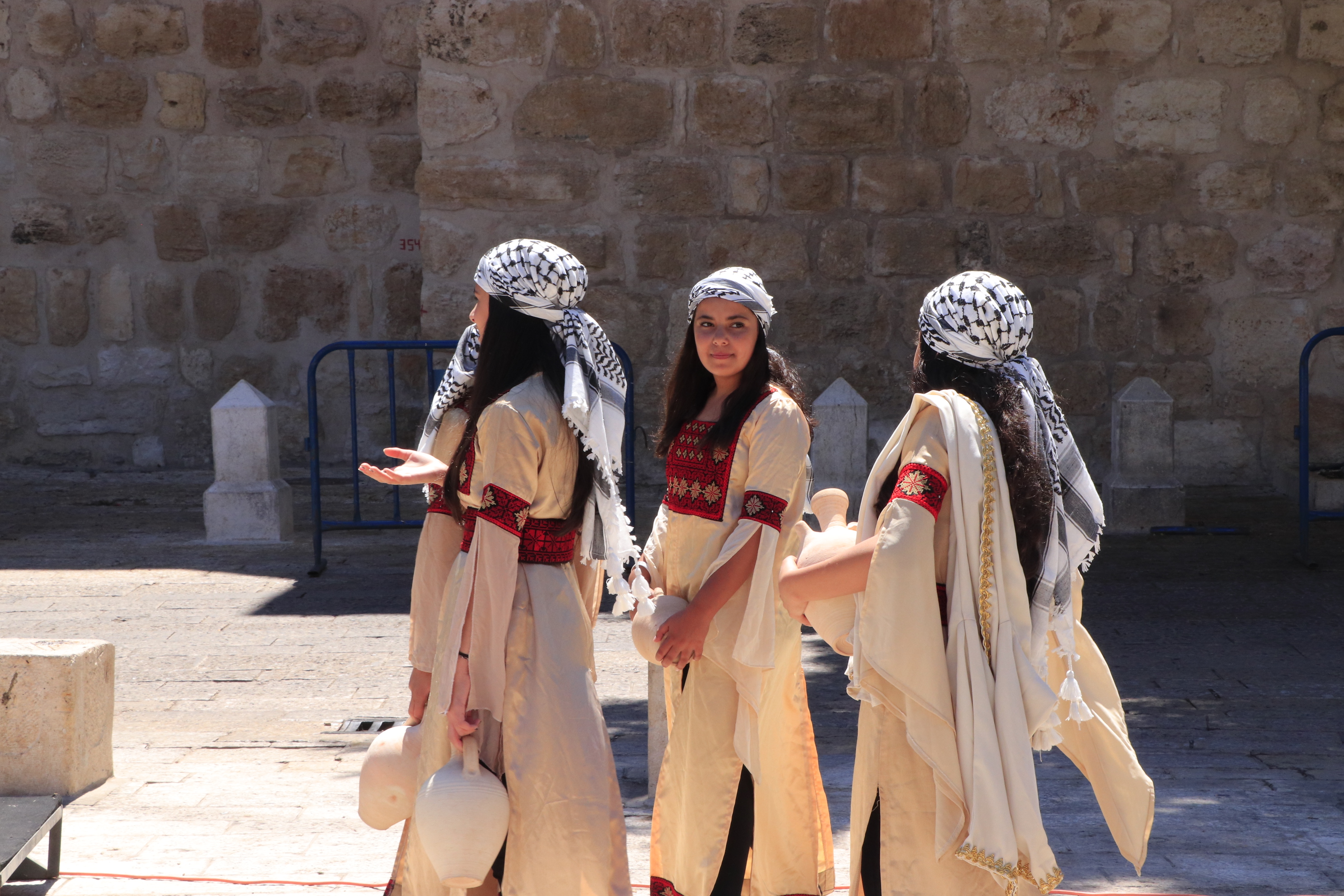 افتتاح سوق المزارعين الوطني في ساحة المهد لتعزيز صمود المزارع الفلسطيني ضمن فعاليات بيت لحم عاصمة الثقافة العربية وأسبوع الإقتصاد الوطني