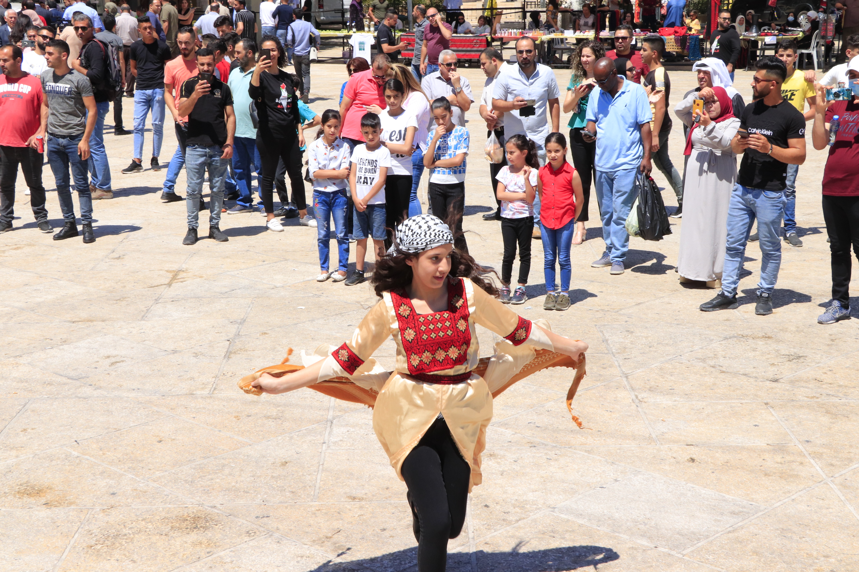 افتتاح سوق المزارعين الوطني في ساحة المهد لتعزيز صمود المزارع الفلسطيني ضمن فعاليات بيت لحم عاصمة الثقافة العربية وأسبوع الإقتصاد الوطني