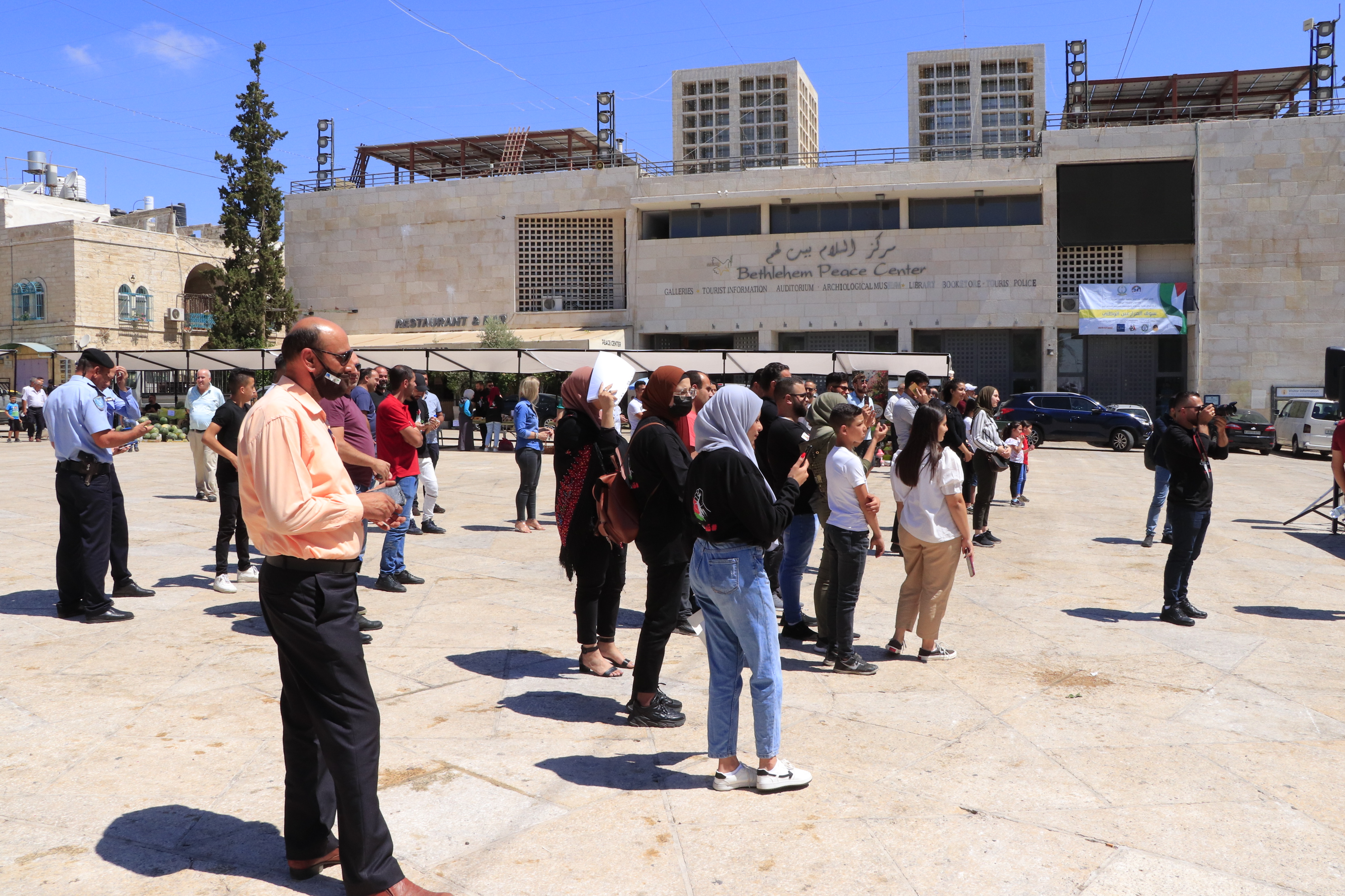 افتتاح سوق المزارعين الوطني في ساحة المهد لتعزيز صمود المزارع الفلسطيني ضمن فعاليات بيت لحم عاصمة الثقافة العربية وأسبوع الإقتصاد الوطني