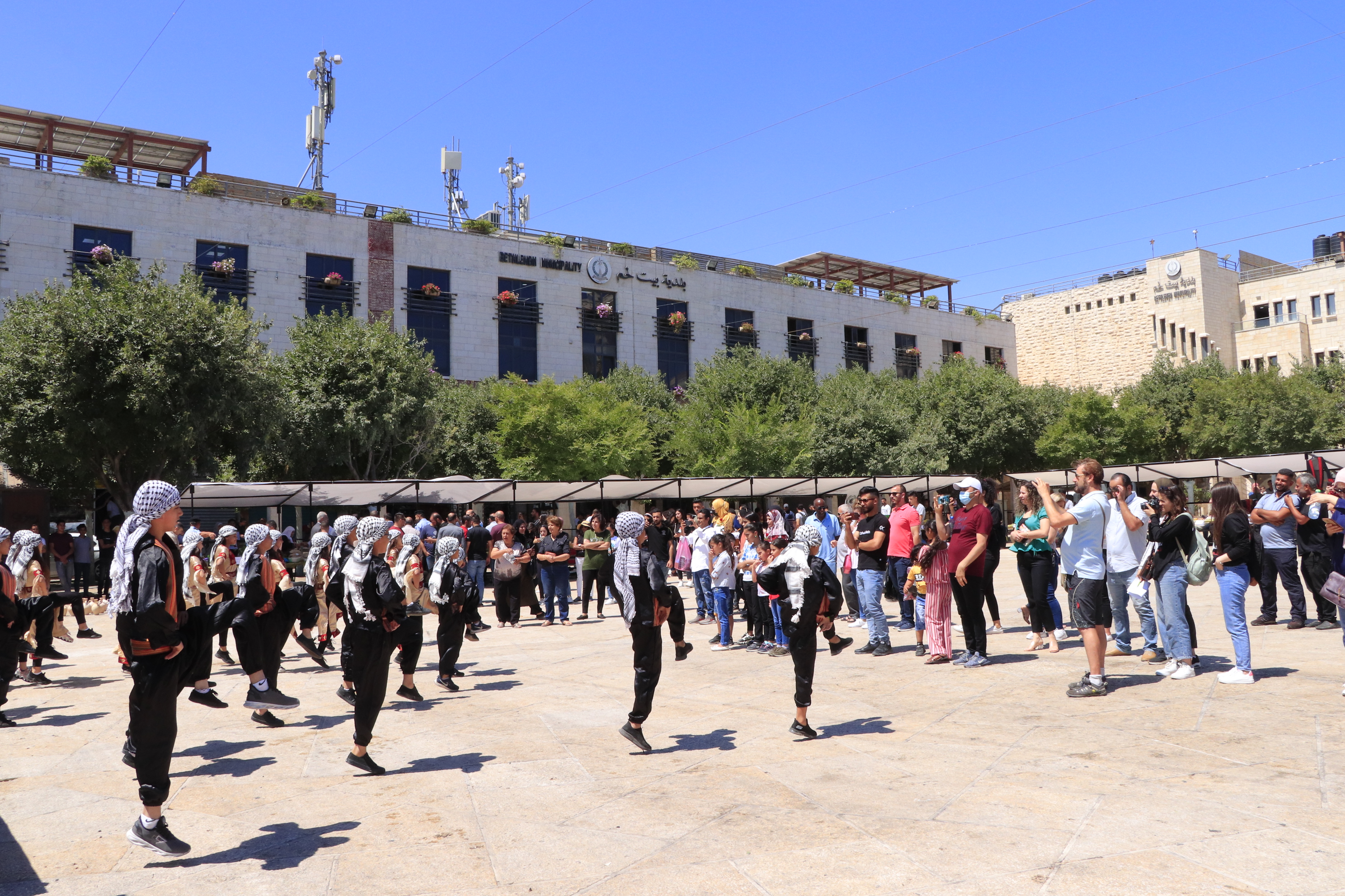افتتاح سوق المزارعين الوطني في ساحة المهد لتعزيز صمود المزارع الفلسطيني ضمن فعاليات بيت لحم عاصمة الثقافة العربية وأسبوع الإقتصاد الوطني