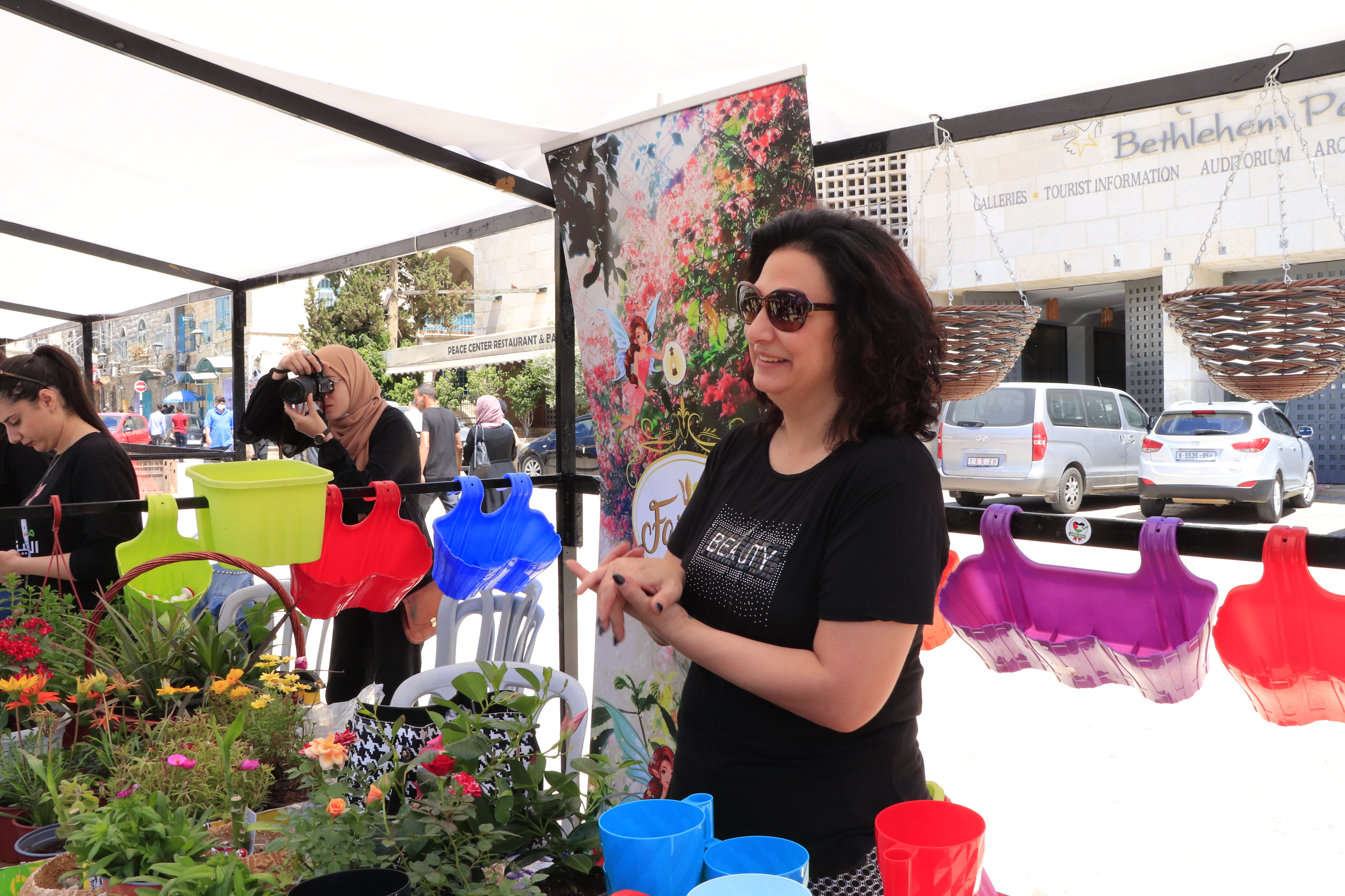 افتتاح سوق المزارعين الوطني في ساحة المهد لتعزيز صمود المزارع الفلسطيني ضمن فعاليات بيت لحم عاصمة الثقافة العربية وأسبوع الإقتصاد الوطني