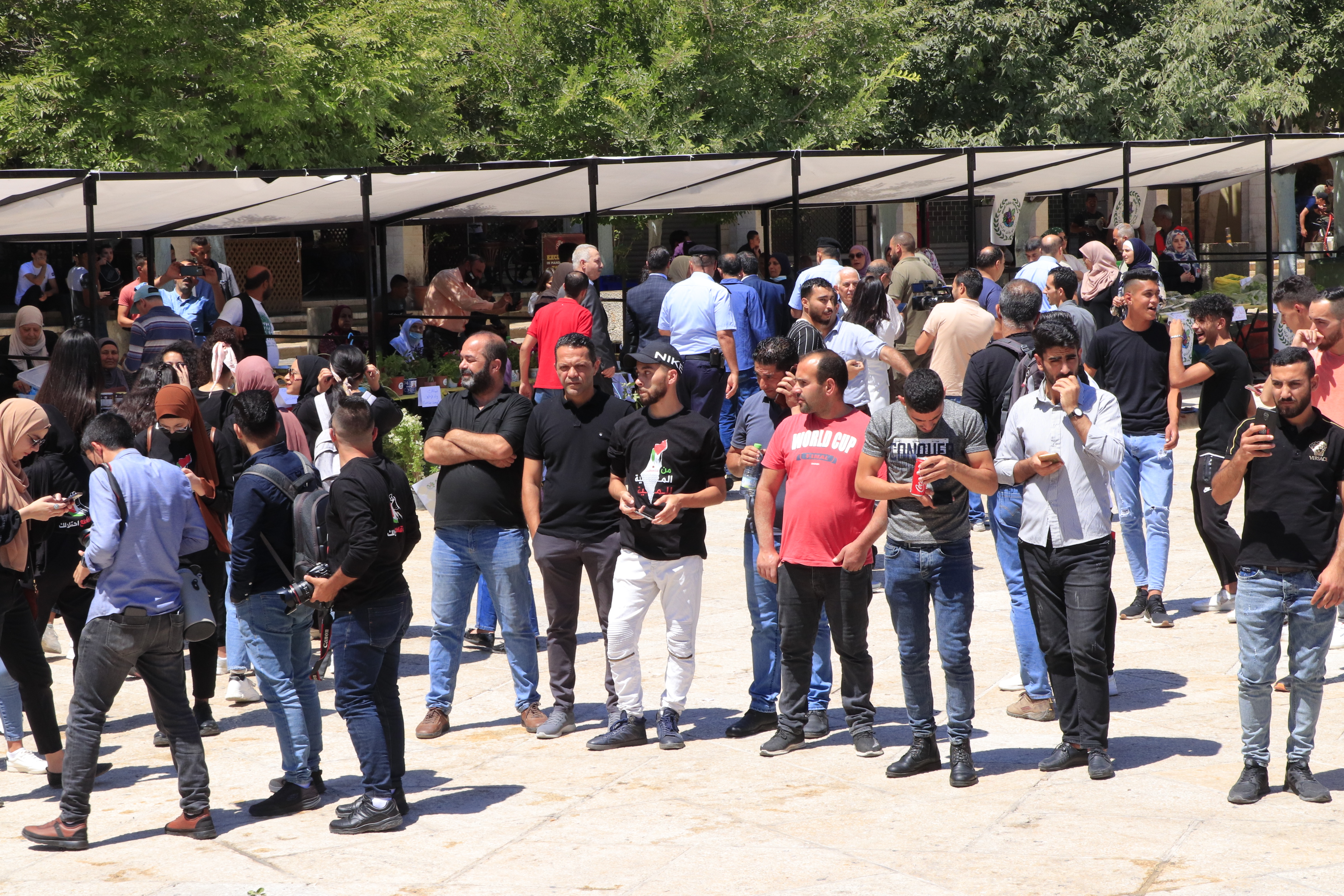 افتتاح سوق المزارعين الوطني في ساحة المهد لتعزيز صمود المزارع الفلسطيني ضمن فعاليات بيت لحم عاصمة الثقافة العربية وأسبوع الإقتصاد الوطني