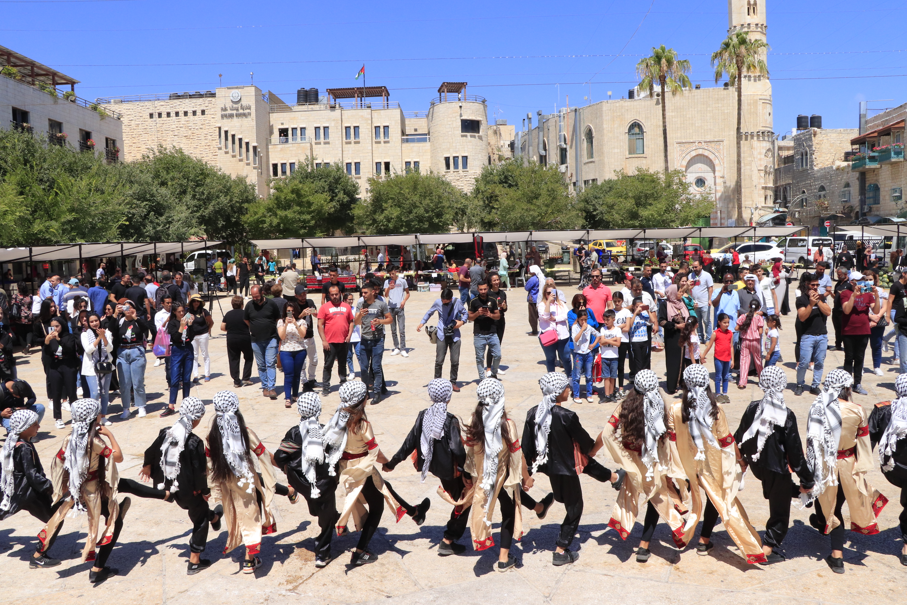 افتتاح سوق المزارعين الوطني في ساحة المهد لتعزيز صمود المزارع الفلسطيني ضمن فعاليات بيت لحم عاصمة الثقافة العربية وأسبوع الإقتصاد الوطني