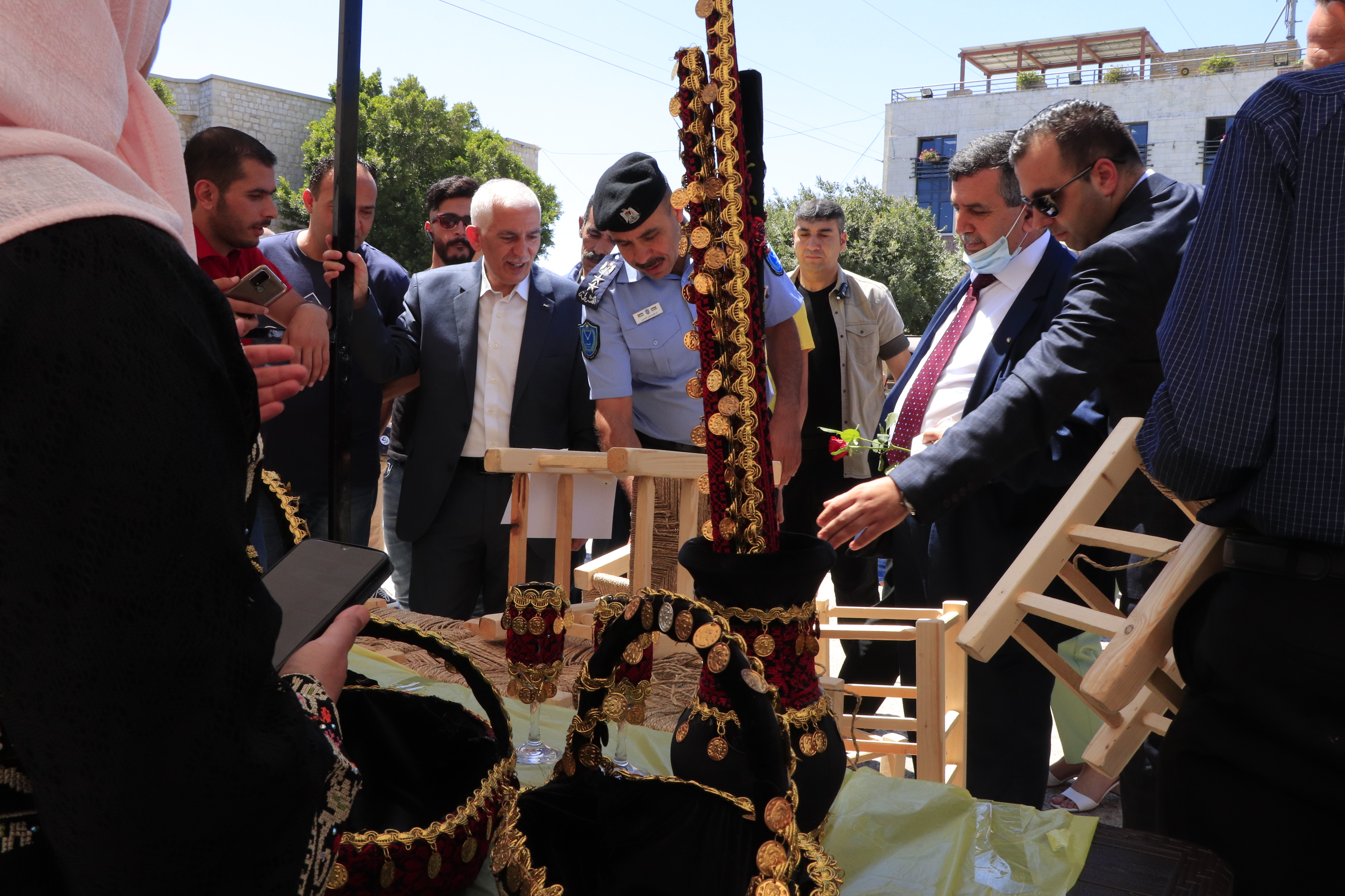 افتتاح سوق المزارعين الوطني في ساحة المهد لتعزيز صمود المزارع الفلسطيني ضمن فعاليات بيت لحم عاصمة الثقافة العربية وأسبوع الإقتصاد الوطني