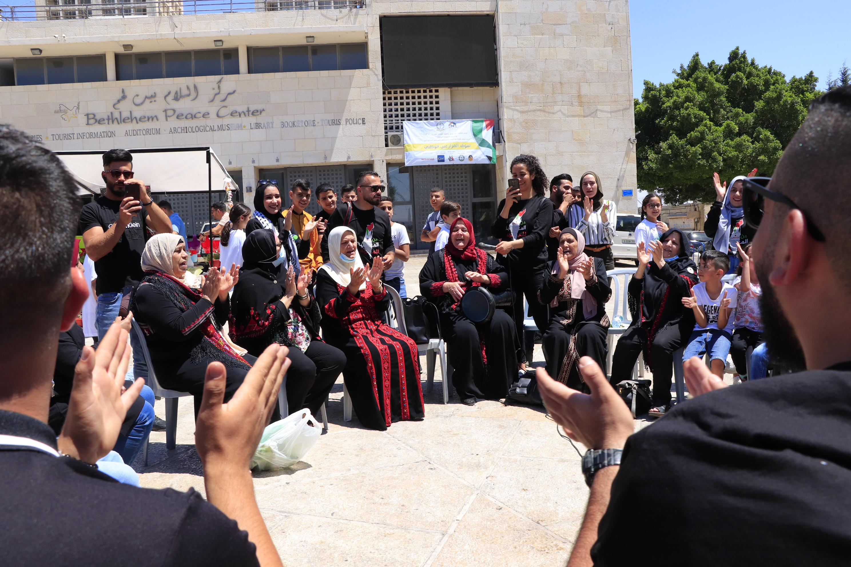 افتتاح سوق المزارعين الوطني في ساحة المهد لتعزيز صمود المزارع الفلسطيني ضمن فعاليات بيت لحم عاصمة الثقافة العربية وأسبوع الإقتصاد الوطني