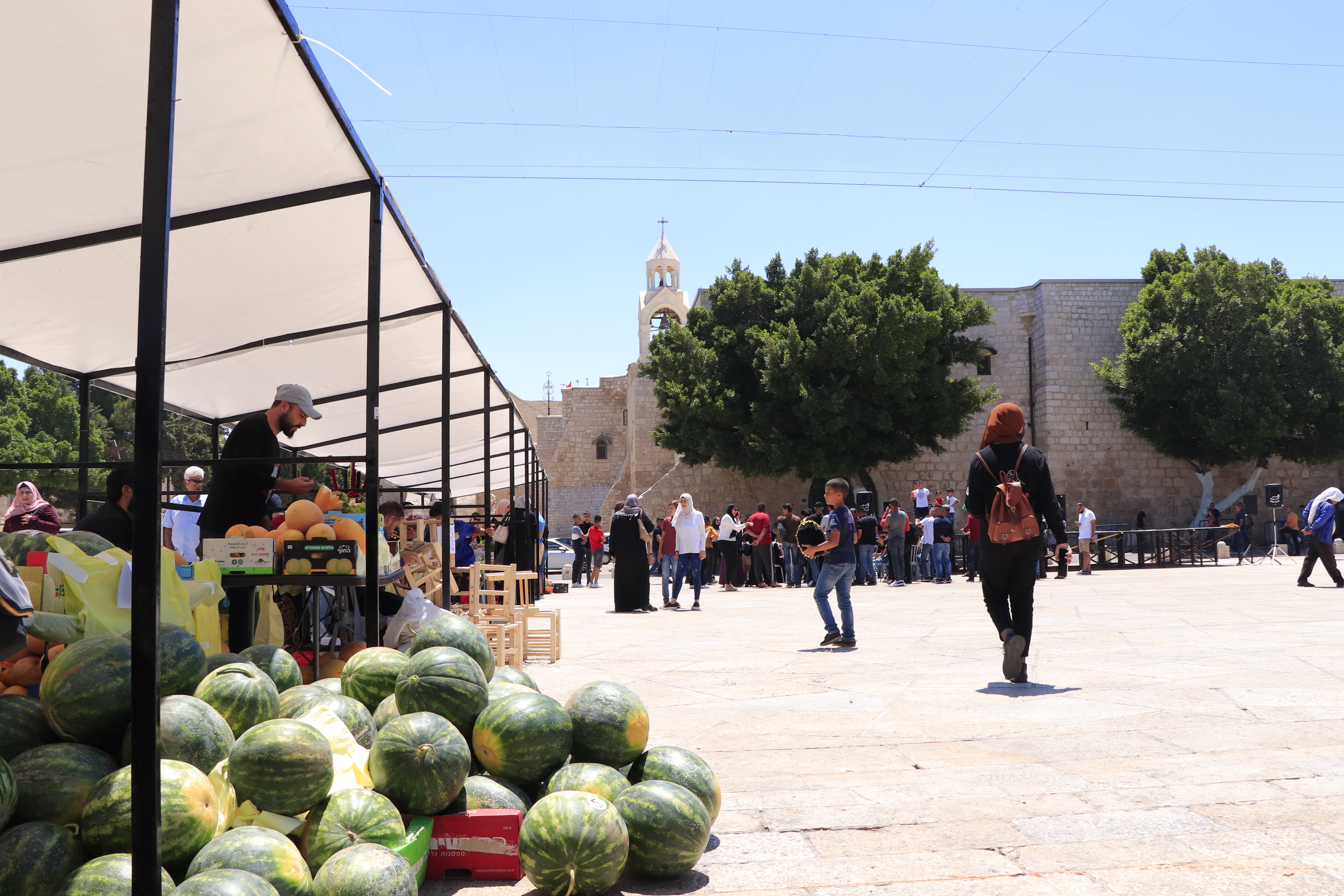 افتتاح سوق المزارعين الوطني في ساحة المهد لتعزيز صمود المزارع الفلسطيني ضمن فعاليات بيت لحم عاصمة الثقافة العربية وأسبوع الإقتصاد الوطني