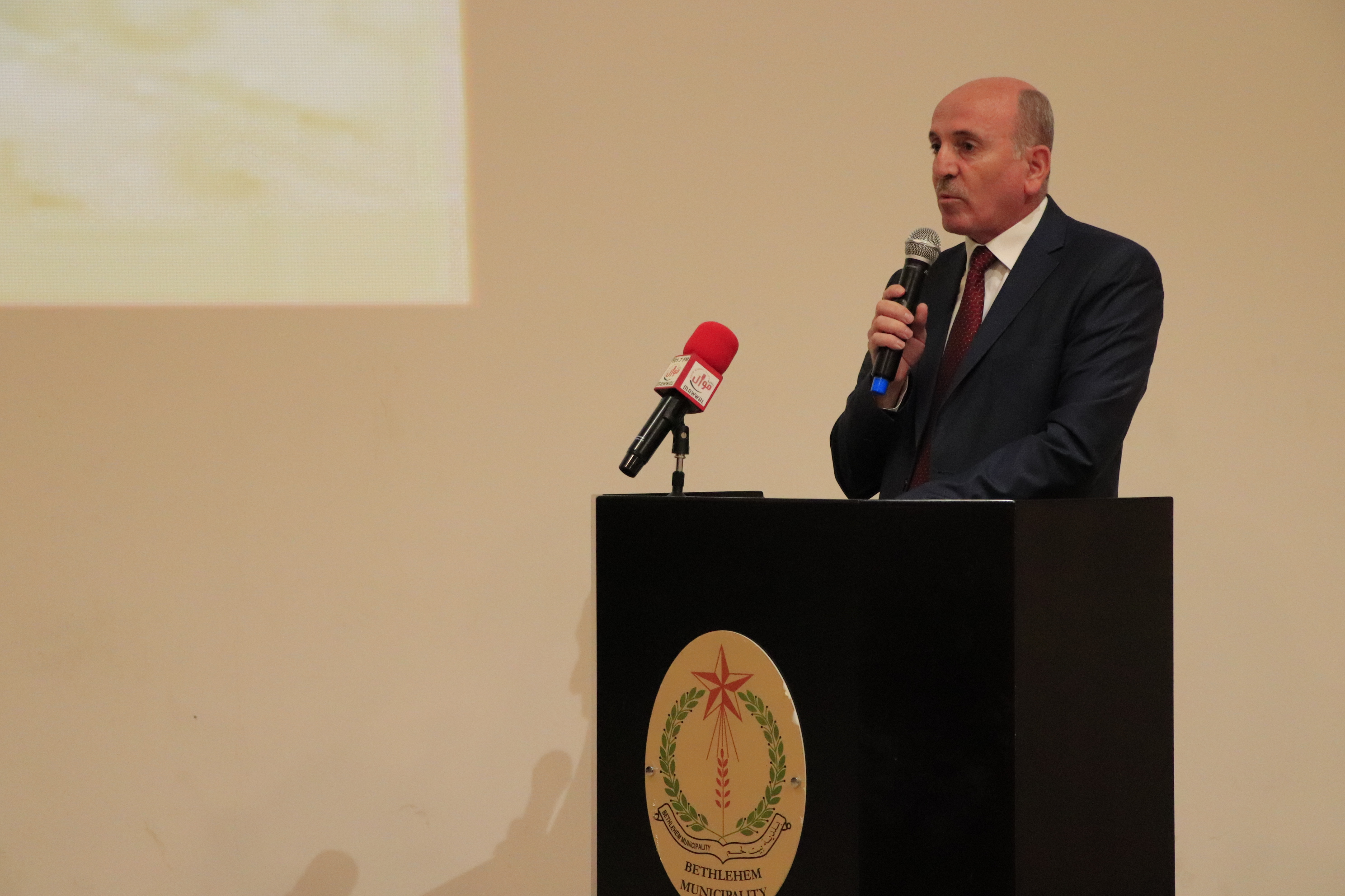 إشهار كتاب "بيت لحم مدينة الفرح العظيم وعاصمة الثقافة العربية" ضمن أول فعاليات بيت لحم عاصمة الثقافة العربية