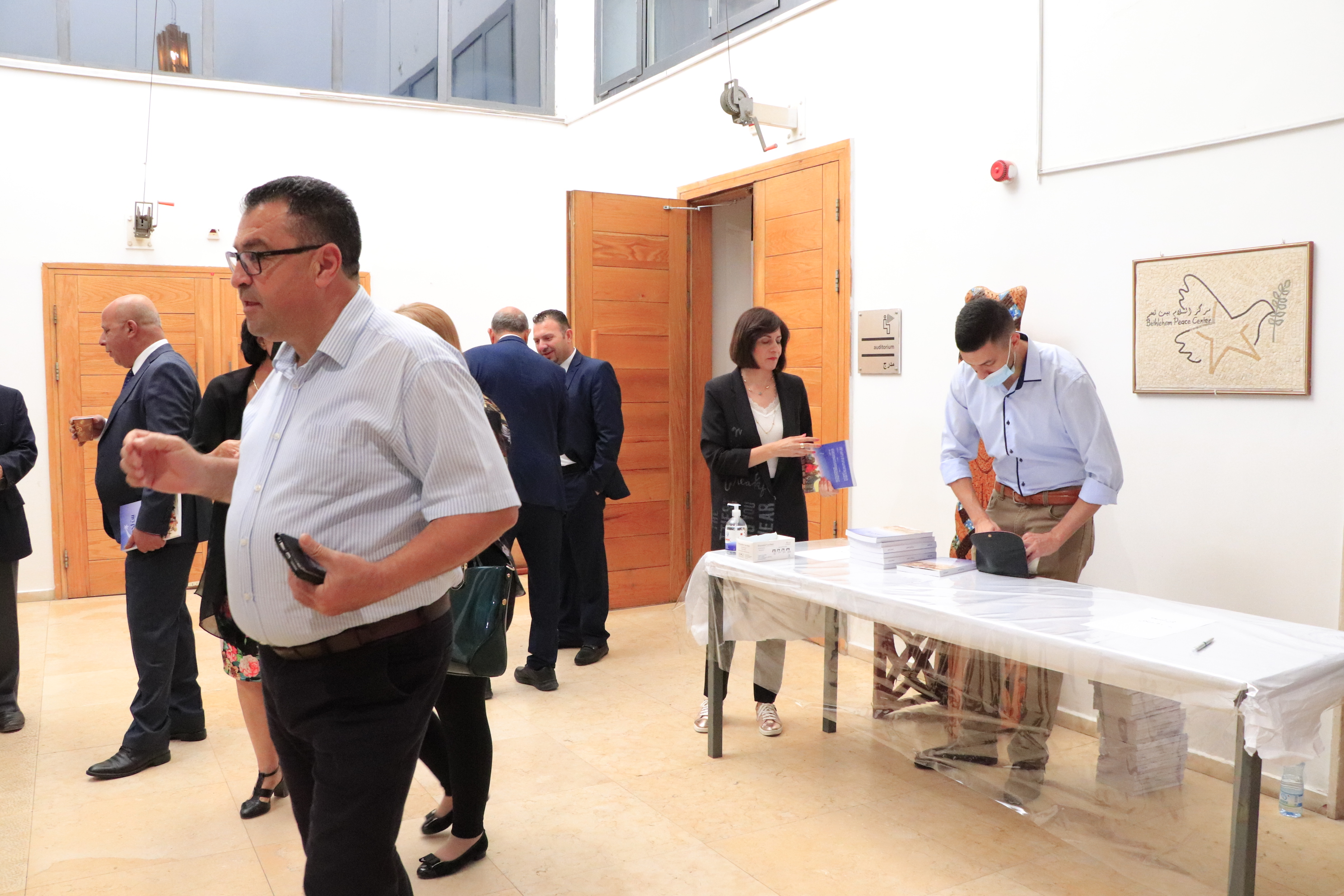 إشهار كتاب "بيت لحم مدينة الفرح العظيم وعاصمة الثقافة العربية" ضمن أول فعاليات بيت لحم عاصمة الثقافة العربية