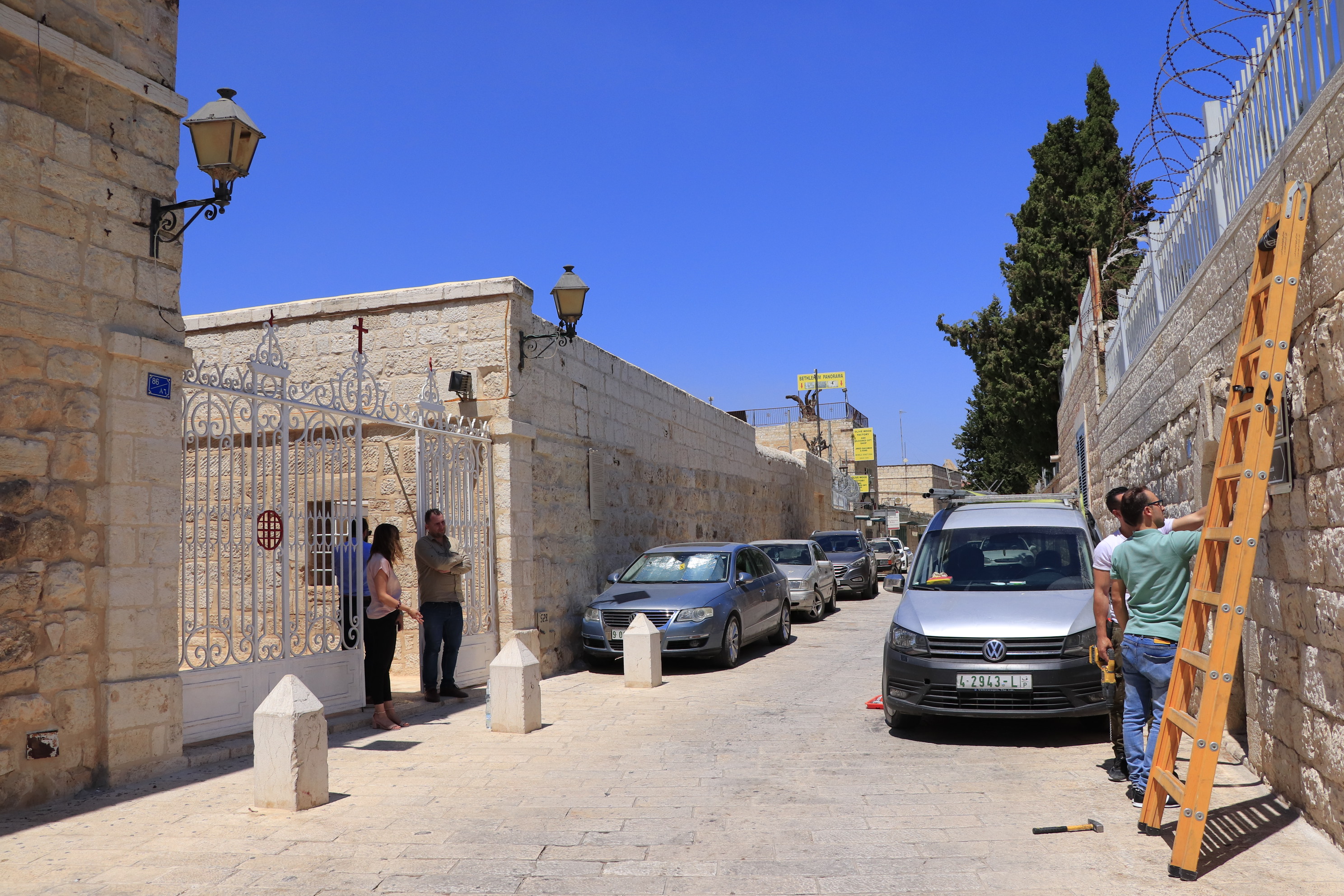 بلدية بيت لحم ومجلس الخدمات المشترك لتطوير السياحة تعمل على تركيب لافتات تعريفية وتوجيهية شاملة الخرائط