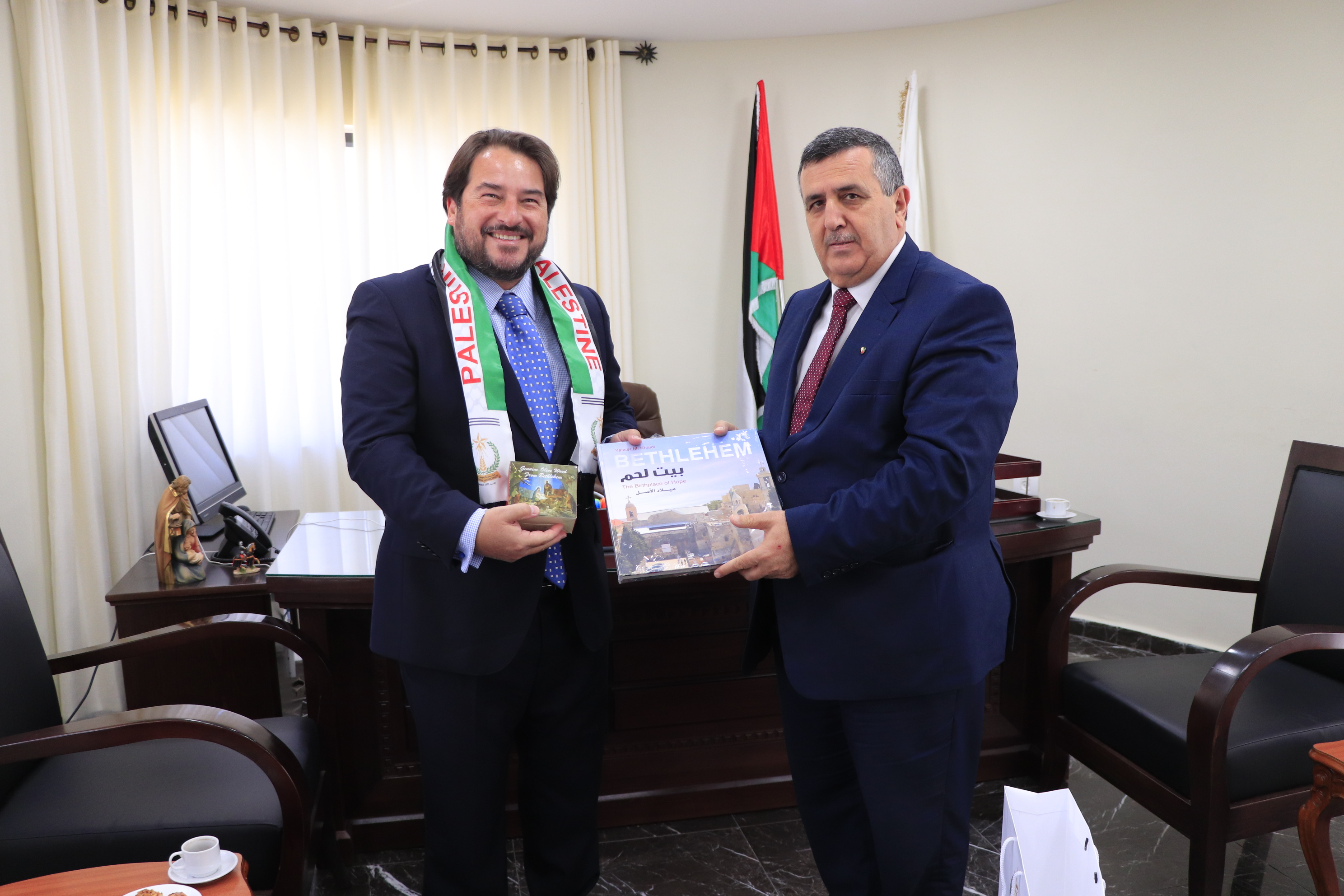 رئيس بلدية بيت لحم وممثل جمهورية التشيلي في فلسطين يبحثان سُبل التعاون وتعزيز العلاقات المشتركة