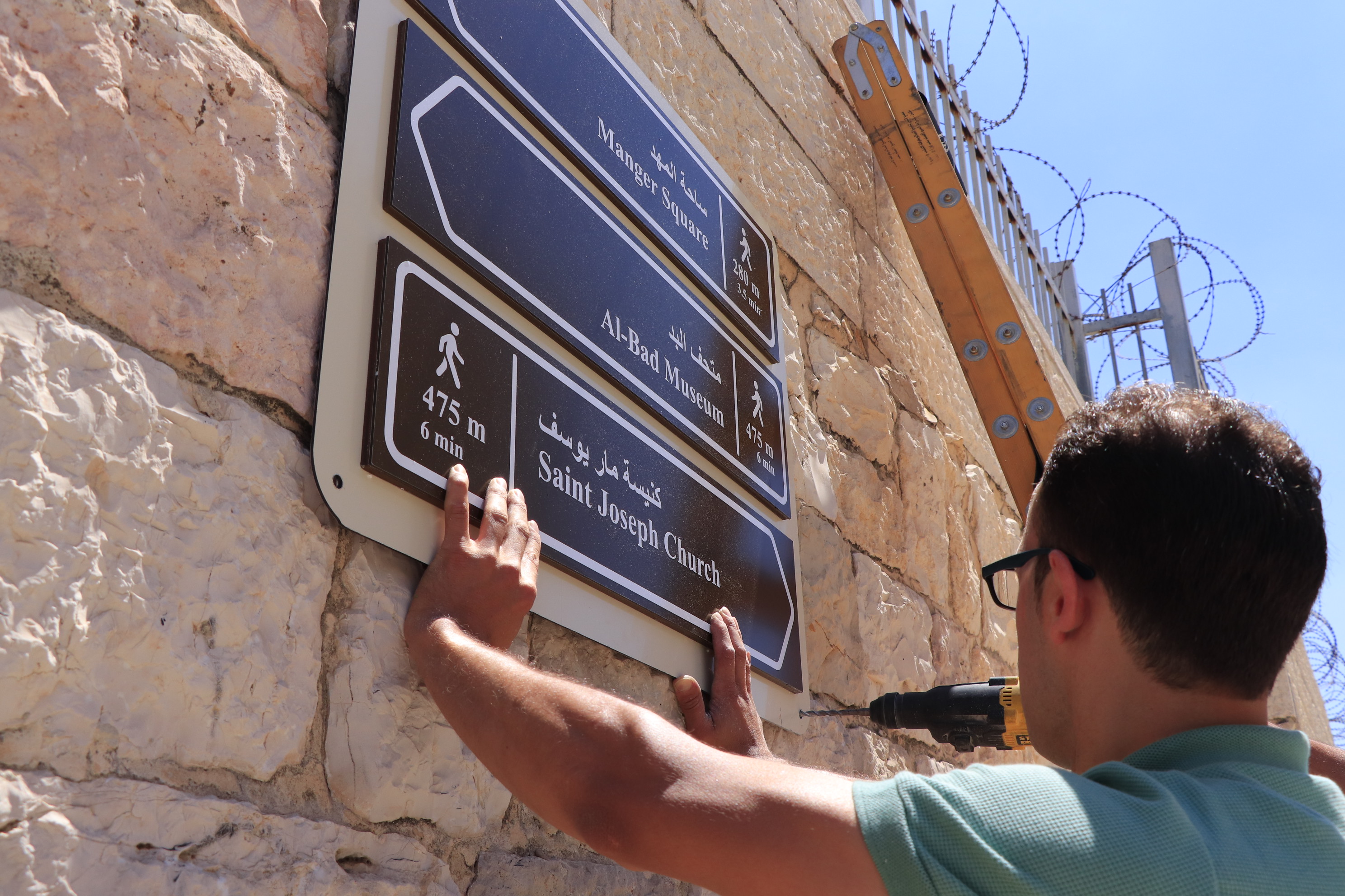 بلدية بيت لحم ومجلس الخدمات المشترك لتطوير السياحة تعمل على تركيب لافتات تعريفية وتوجيهية شاملة الخرائط