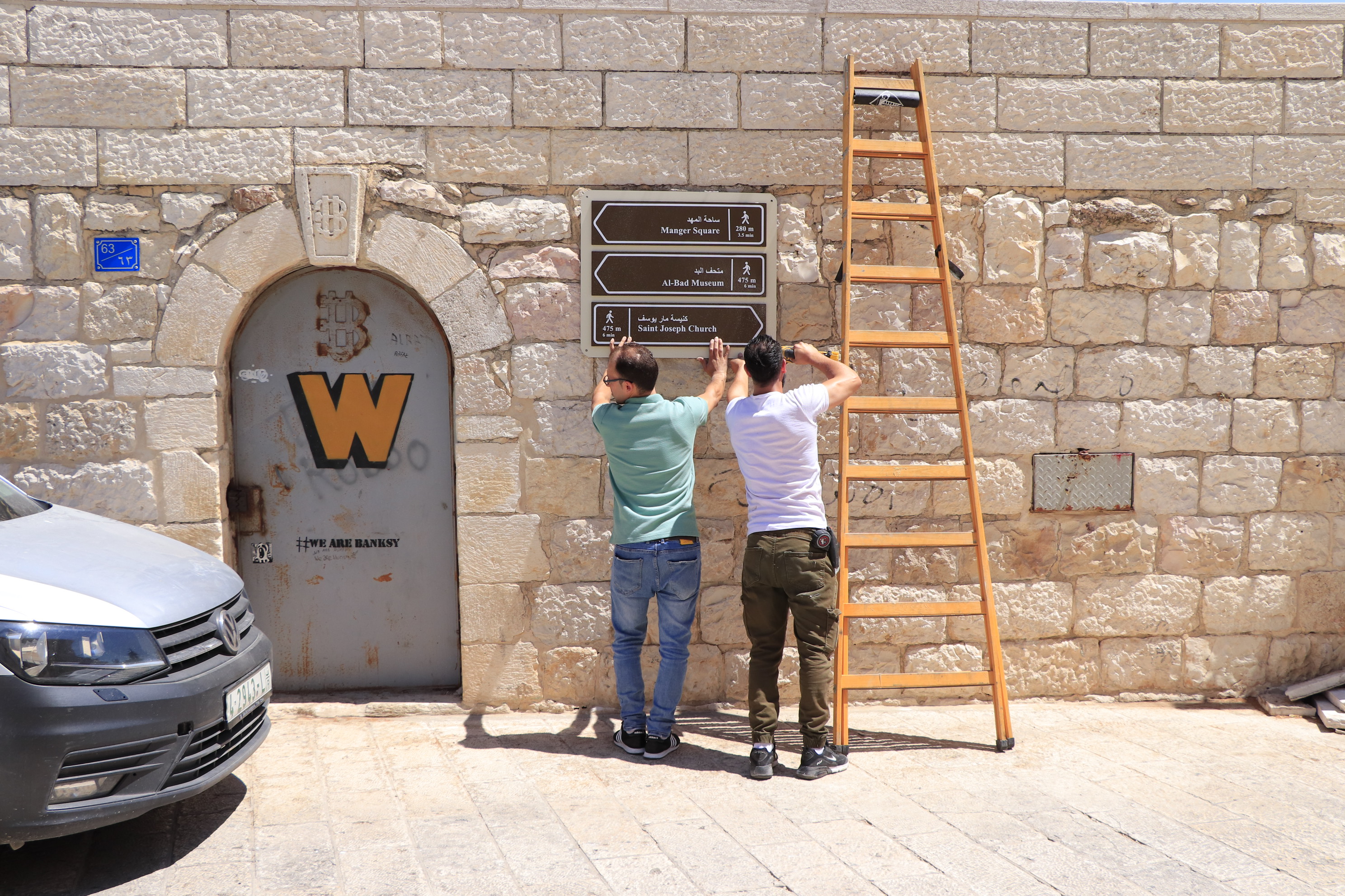 بلدية بيت لحم ومجلس الخدمات المشترك لتطوير السياحة تعمل على تركيب لافتات تعريفية وتوجيهية شاملة الخرائط