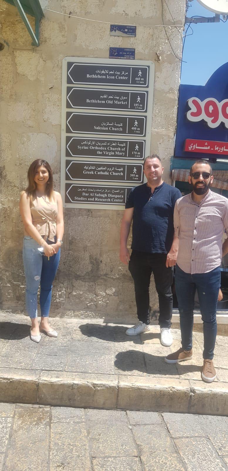 بلدية بيت لحم ومجلس الخدمات المشترك لتطوير السياحة تعمل على تركيب لافتات تعريفية وتوجيهية شاملة الخرائط