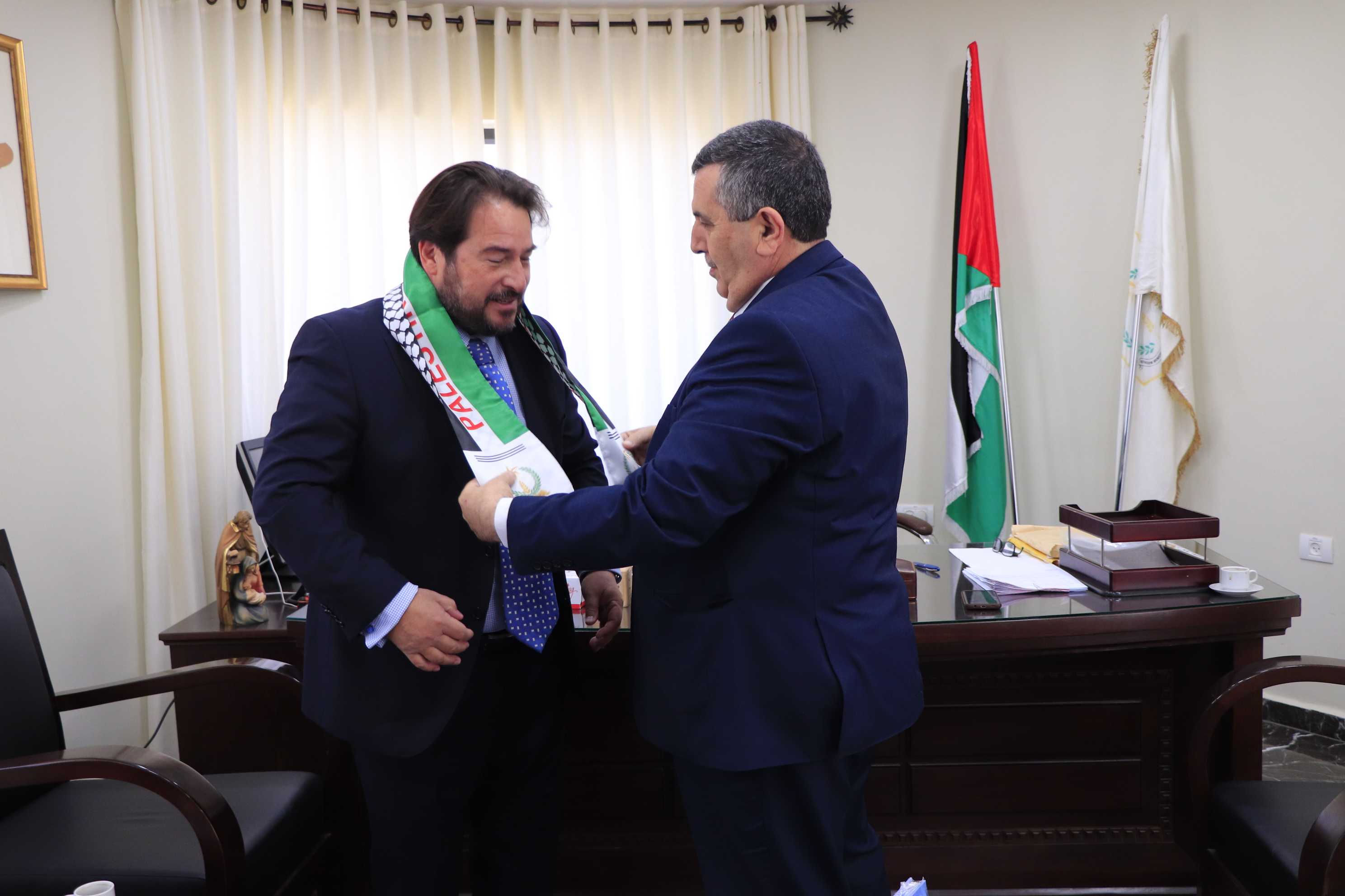 رئيس بلدية بيت لحم وممثل جمهورية التشيلي في فلسطين يبحثان سُبل التعاون وتعزيز العلاقات المشتركة