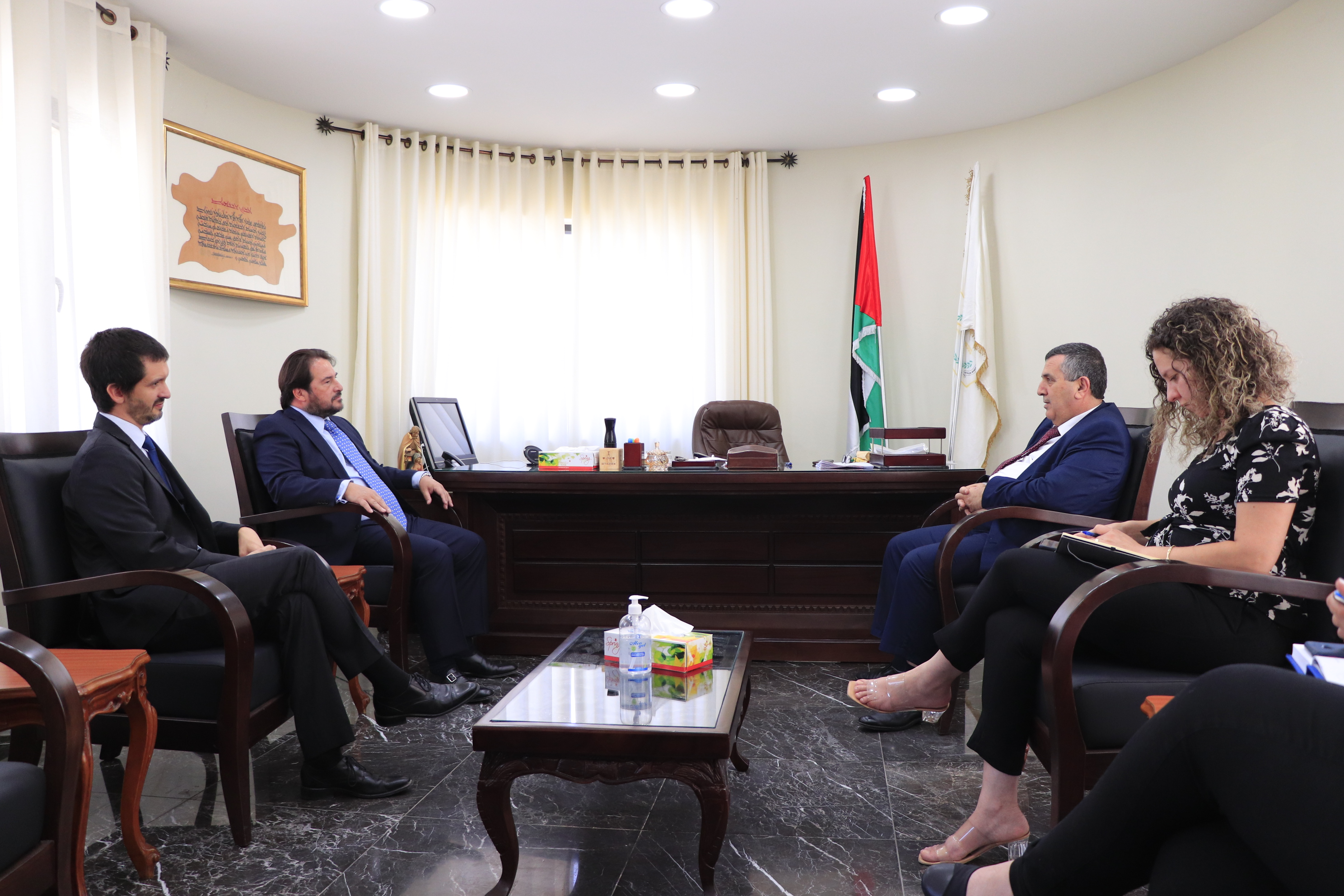 رئيس بلدية بيت لحم وممثل جمهورية التشيلي في فلسطين يبحثان سُبل التعاون وتعزيز العلاقات المشتركة