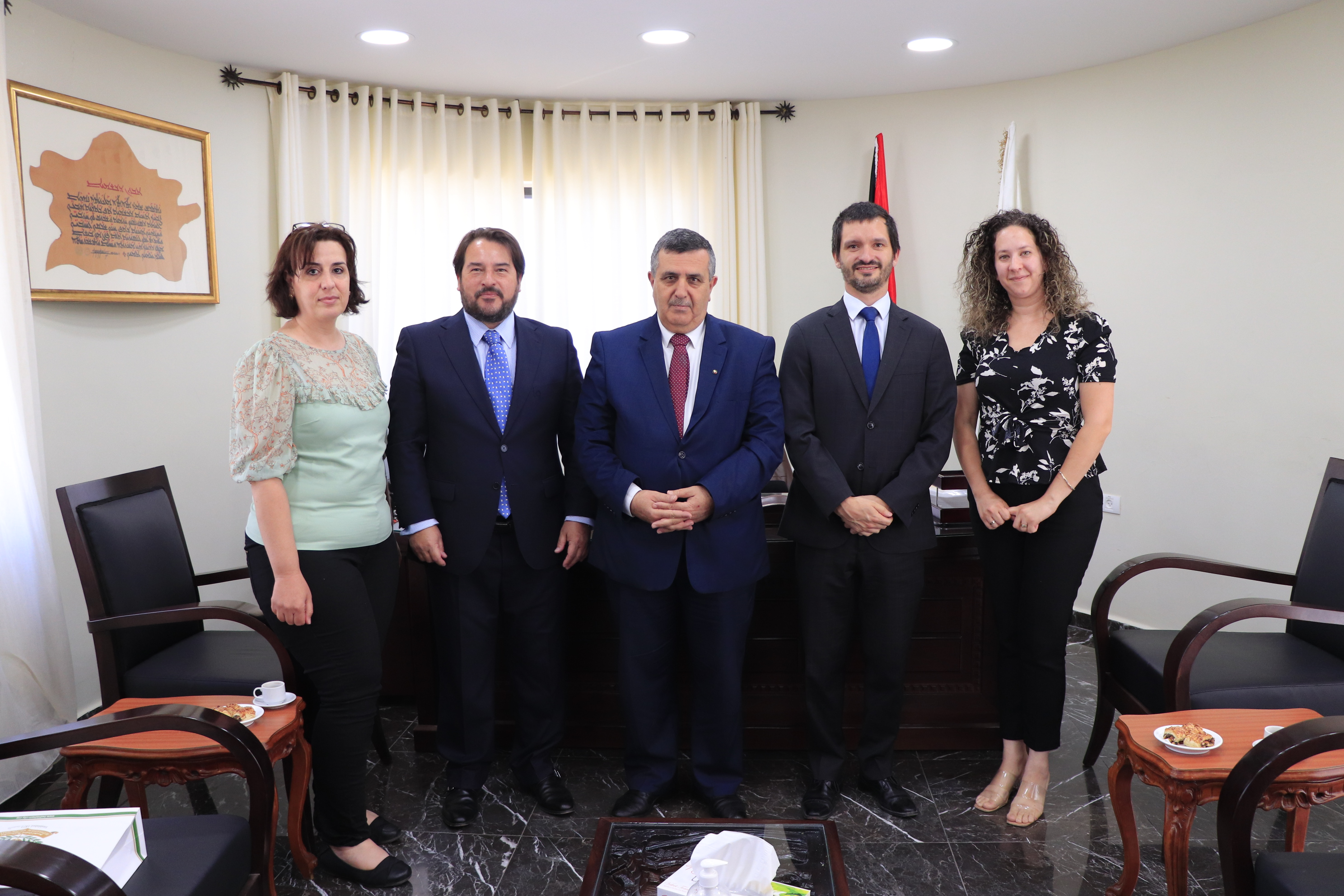 رئيس بلدية بيت لحم وممثل جمهورية التشيلي في فلسطين يبحثان سُبل التعاون وتعزيز العلاقات المشتركة