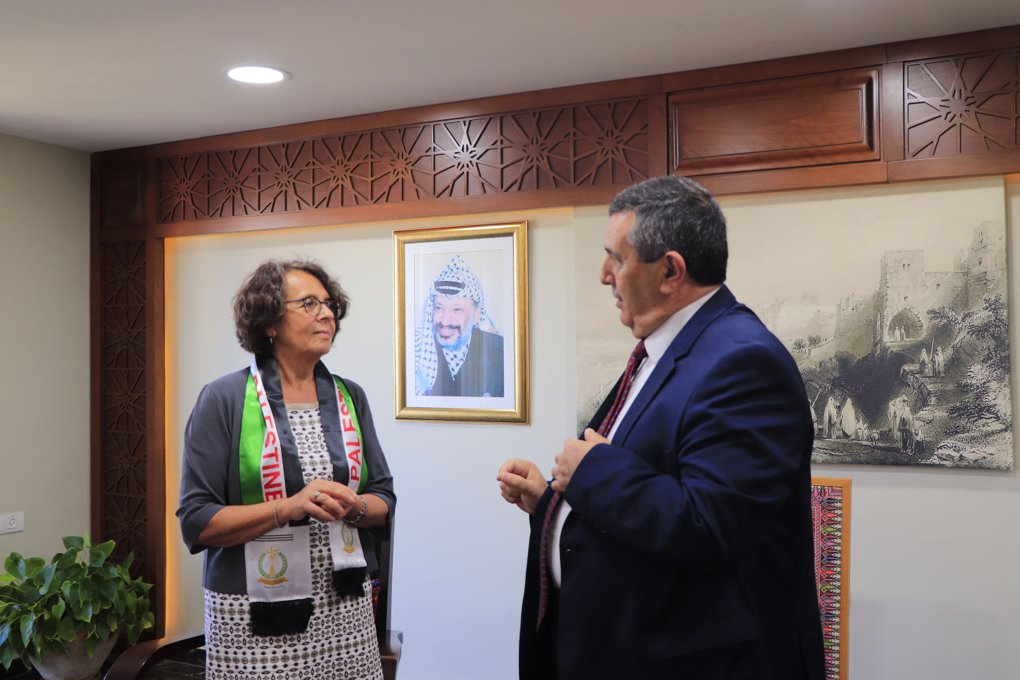 رئيس بلدية بيت لحم يؤكد لنائبة وزير الشؤون الخارجية والتعاون الدولي الايطالية اهمية دعم المسيرة السلمية لتحقيق وترسيخ مبادئ العدالة والسلام العادل والشامل الذي يضمن الحقوق الشرعية للشعب الفلسطيني