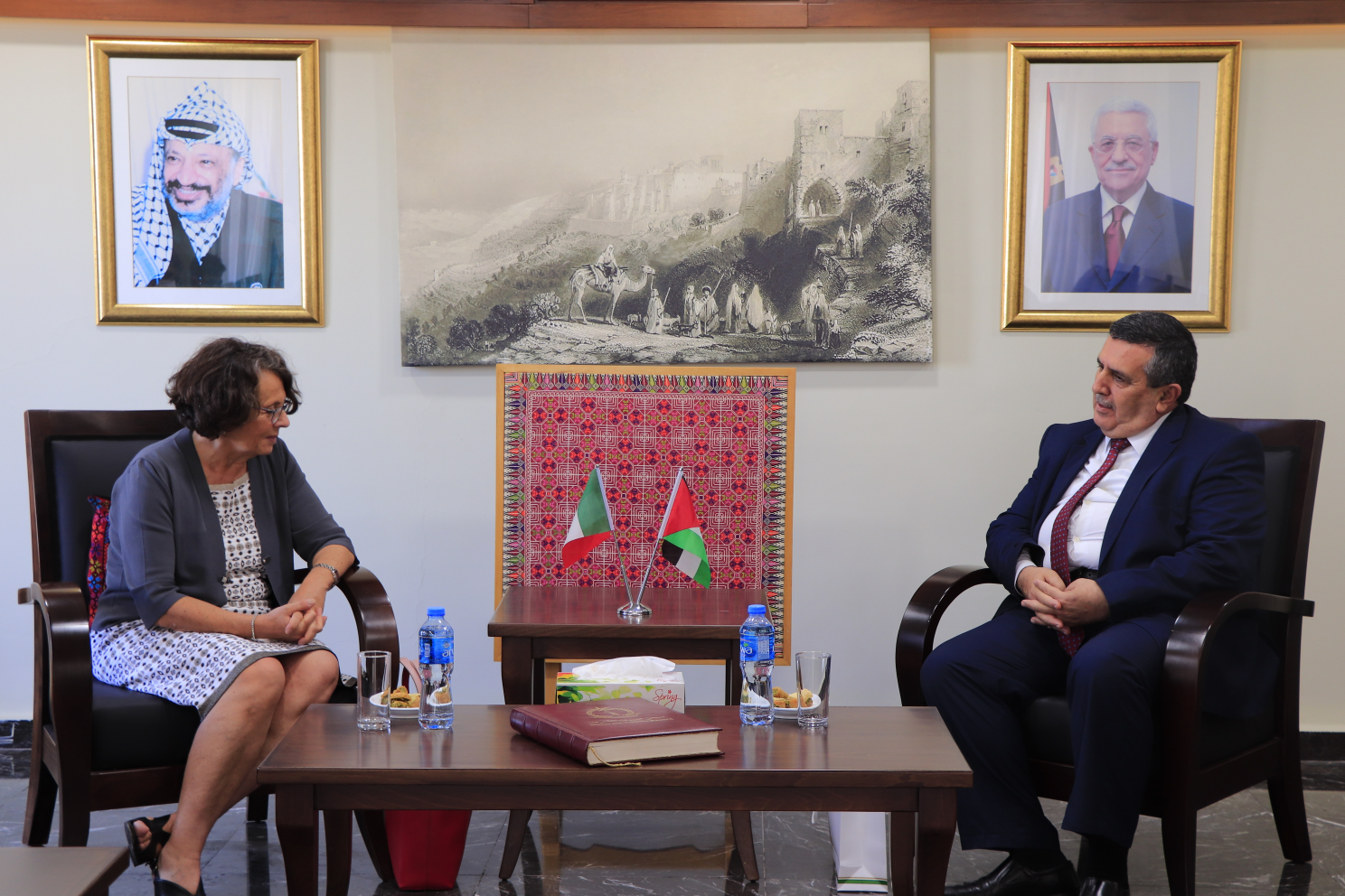 رئيس بلدية بيت لحم يؤكد لنائبة وزير الشؤون الخارجية والتعاون الدولي الايطالية اهمية دعم المسيرة السلمية لتحقيق وترسيخ مبادئ العدالة والسلام العادل والشامل الذي يضمن الحقوق الشرعية للشعب الفلسطيني