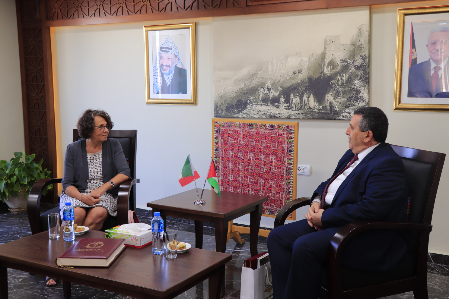 رئيس بلدية بيت لحم يؤكد لنائبة وزير الشؤون الخارجية والتعاون الدولي الايطالية اهمية دعم المسيرة السلمية لتحقيق وترسيخ مبادئ العدالة والسلام العادل والشامل الذي يضمن الحقوق الشرعية للشعب الفلسطيني