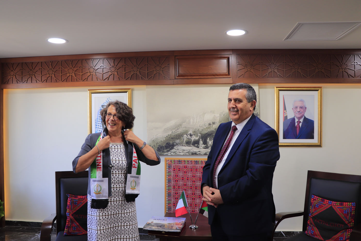 رئيس بلدية بيت لحم يؤكد لنائبة وزير الشؤون الخارجية والتعاون الدولي الايطالية اهمية دعم المسيرة السلمية لتحقيق وترسيخ مبادئ العدالة والسلام العادل والشامل الذي يضمن الحقوق الشرعية للشعب الفلسطيني