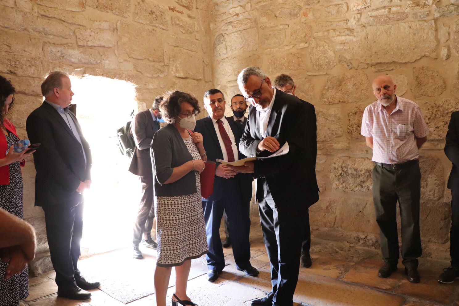 رئيس بلدية بيت لحم يؤكد لنائبة وزير الشؤون الخارجية والتعاون الدولي الايطالية اهمية دعم المسيرة السلمية لتحقيق وترسيخ مبادئ العدالة والسلام العادل والشامل الذي يضمن الحقوق الشرعية للشعب الفلسطيني