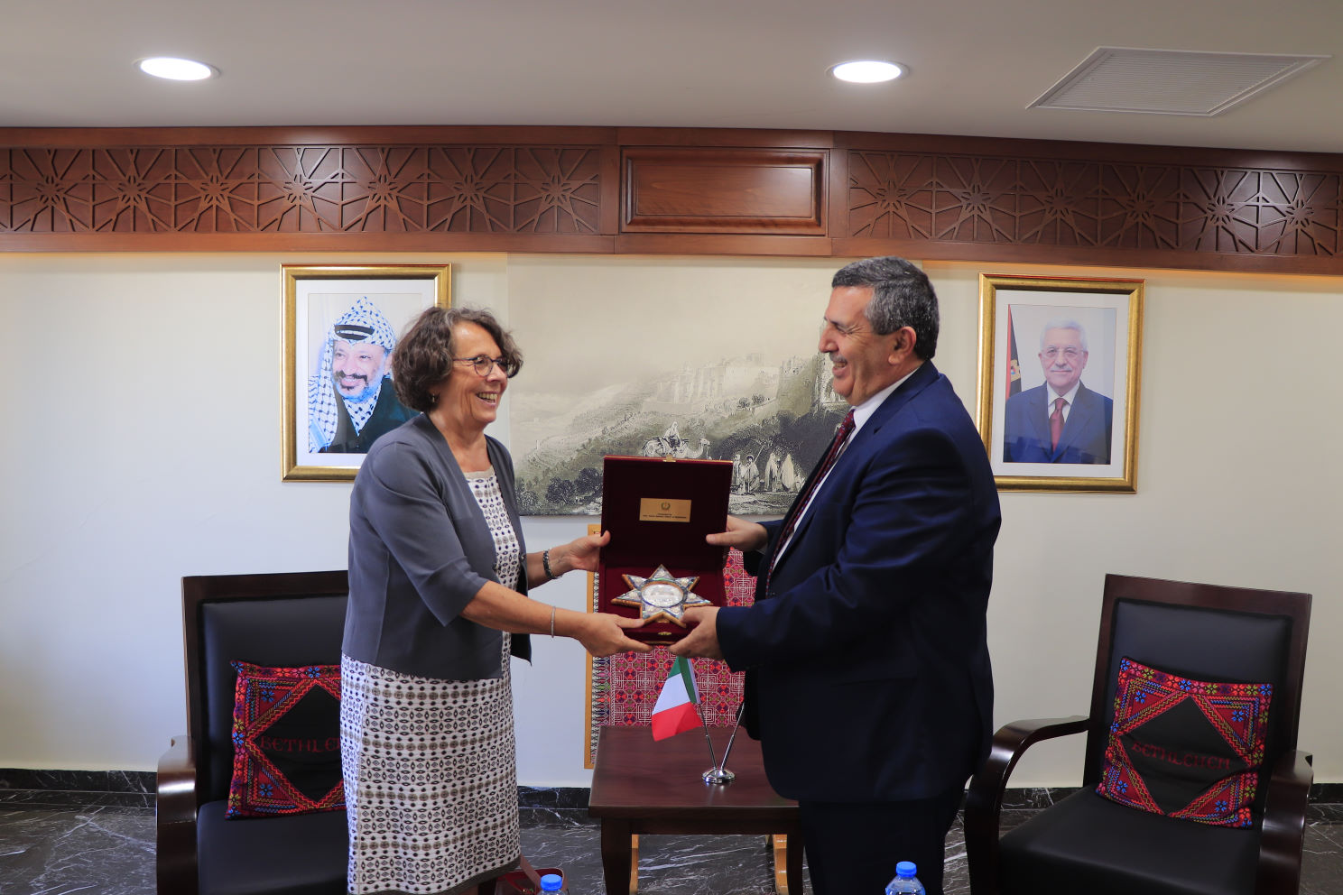 رئيس بلدية بيت لحم يؤكد لنائبة وزير الشؤون الخارجية والتعاون الدولي الايطالية اهمية دعم المسيرة السلمية لتحقيق وترسيخ مبادئ العدالة والسلام العادل والشامل الذي يضمن الحقوق الشرعية للشعب الفلسطيني