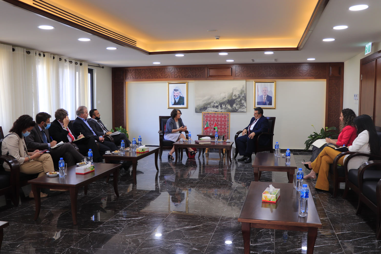 رئيس بلدية بيت لحم يؤكد لنائبة وزير الشؤون الخارجية والتعاون الدولي الايطالية اهمية دعم المسيرة السلمية لتحقيق وترسيخ مبادئ العدالة والسلام العادل والشامل الذي يضمن الحقوق الشرعية للشعب الفلسطيني