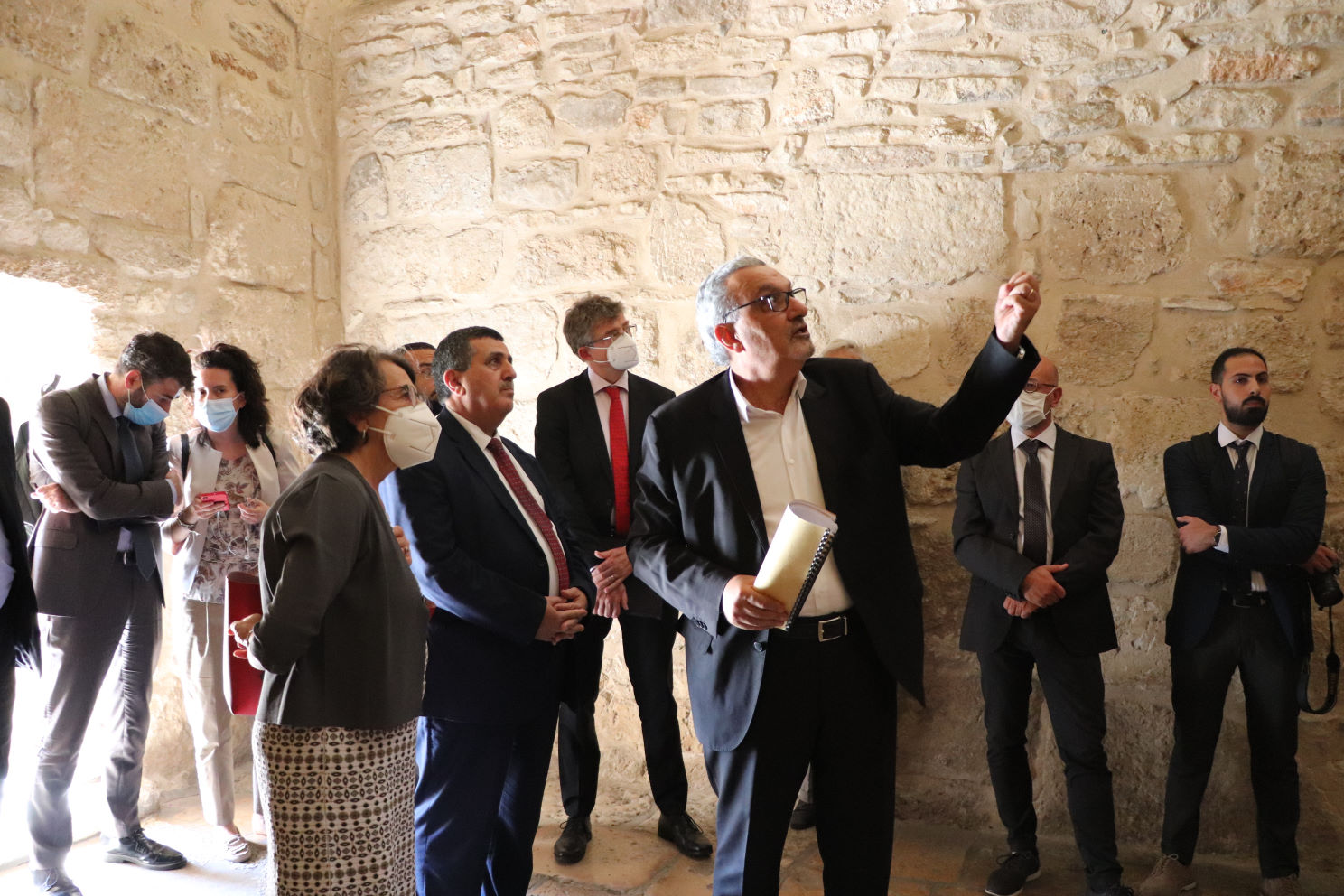 رئيس بلدية بيت لحم يؤكد لنائبة وزير الشؤون الخارجية والتعاون الدولي الايطالية اهمية دعم المسيرة السلمية لتحقيق وترسيخ مبادئ العدالة والسلام العادل والشامل الذي يضمن الحقوق الشرعية للشعب الفلسطيني