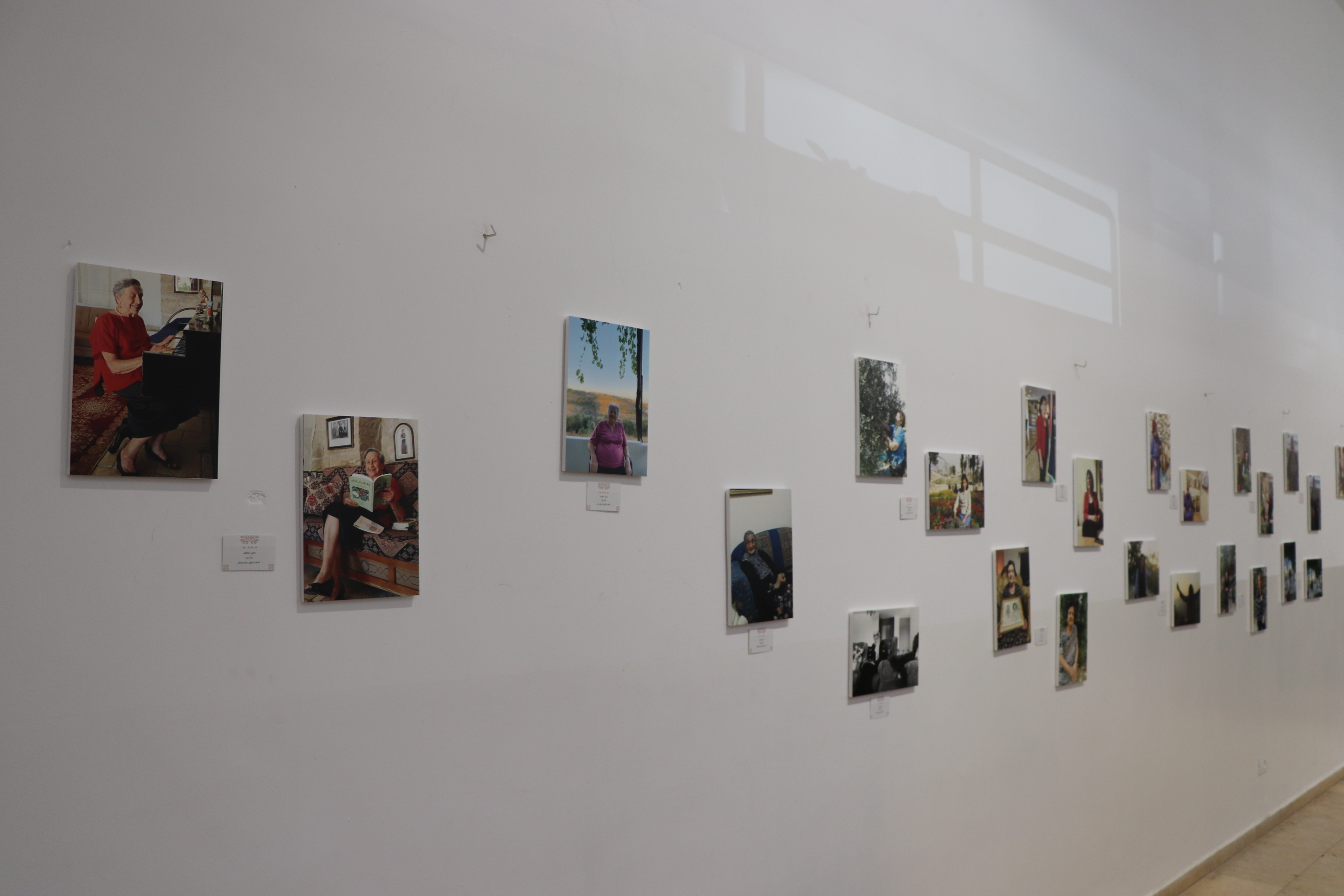 مدير عام بلدية بيت لحم يفتتح معرض "صورة وحكاية" في مركز السلام بيت لحم