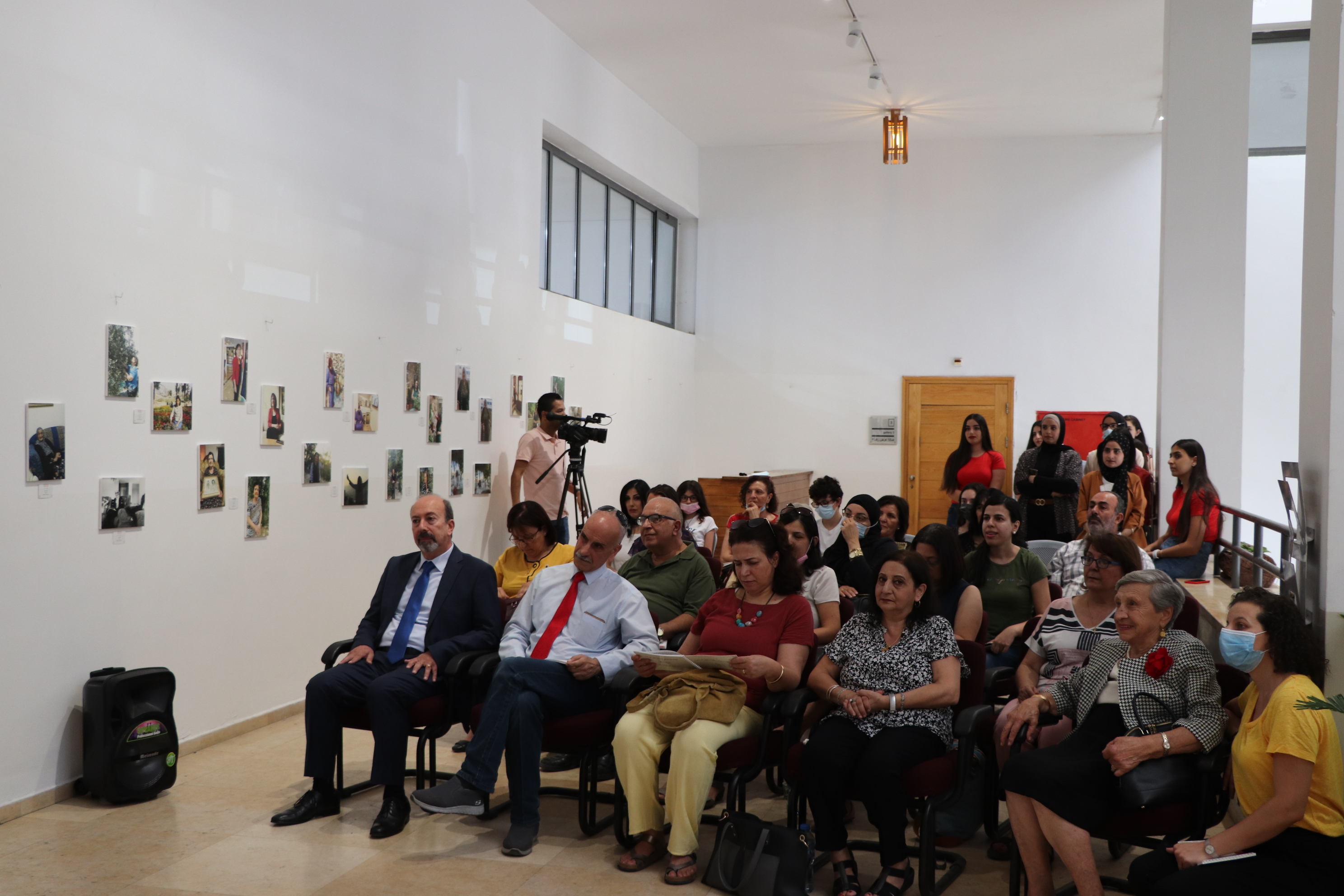 مدير عام بلدية بيت لحم يفتتح معرض "صورة وحكاية" في مركز السلام بيت لحم