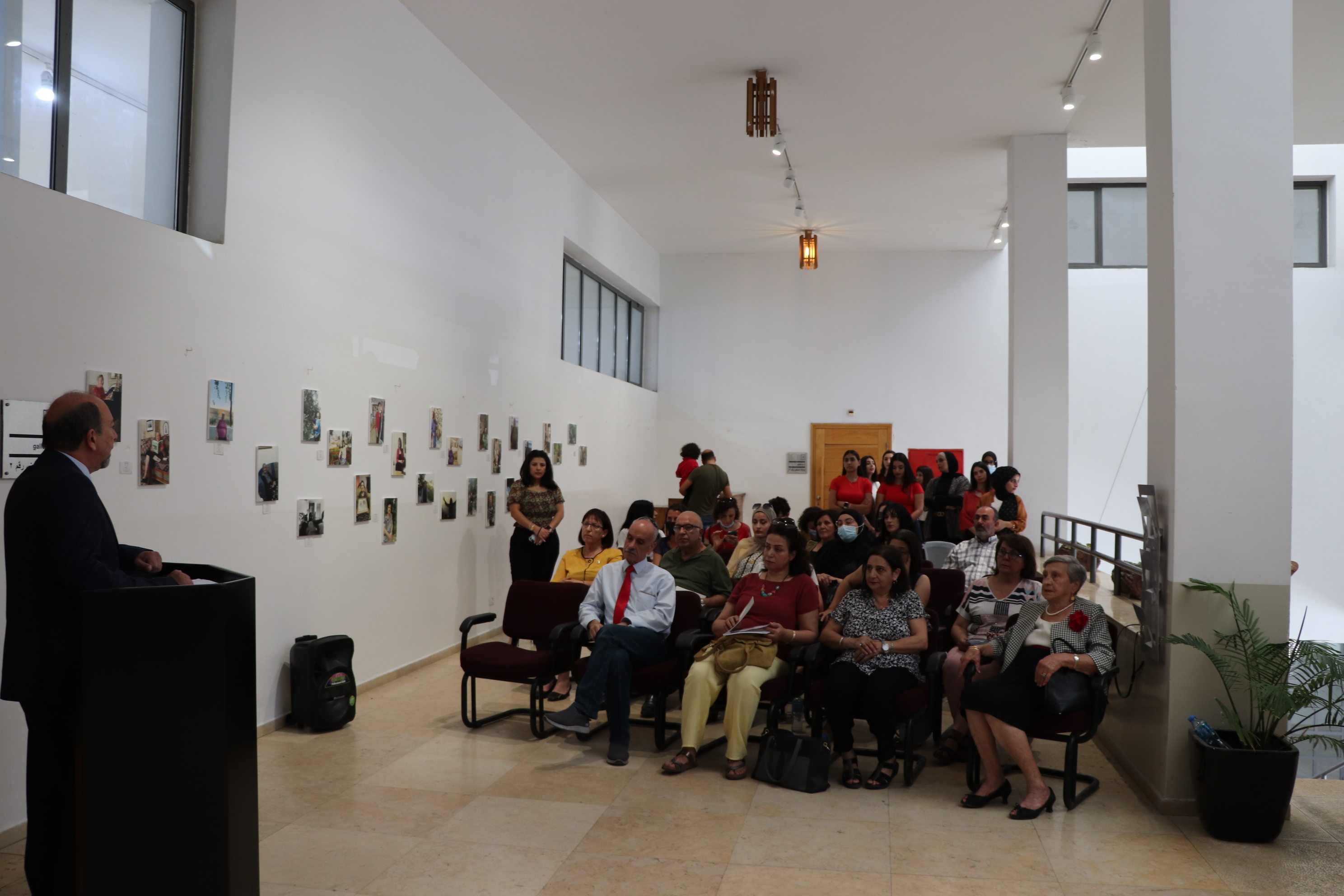 مدير عام بلدية بيت لحم يفتتح معرض "صورة وحكاية" في مركز السلام بيت لحم