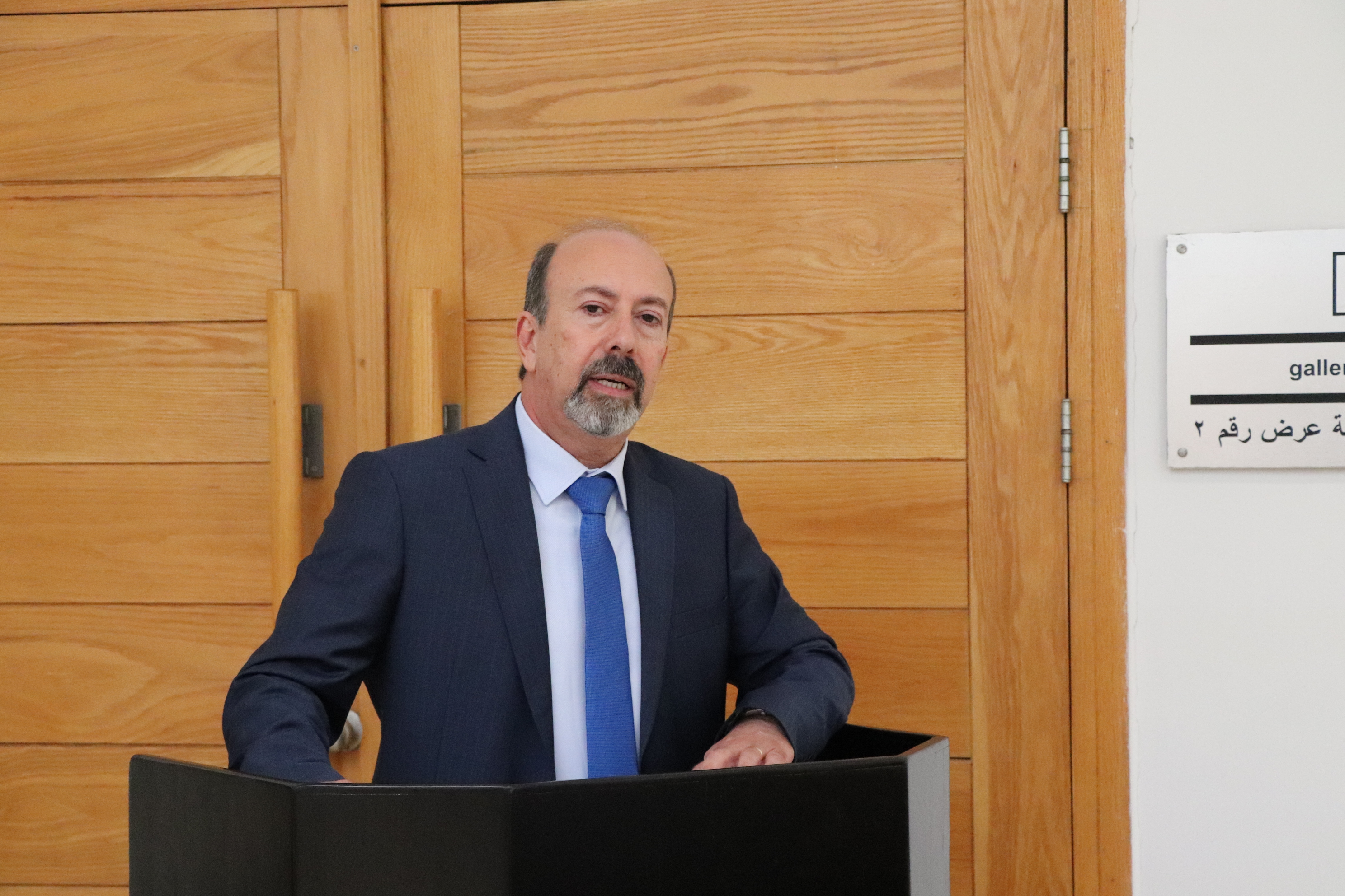 مدير عام بلدية بيت لحم يفتتح معرض "صورة وحكاية" في مركز السلام بيت لحم