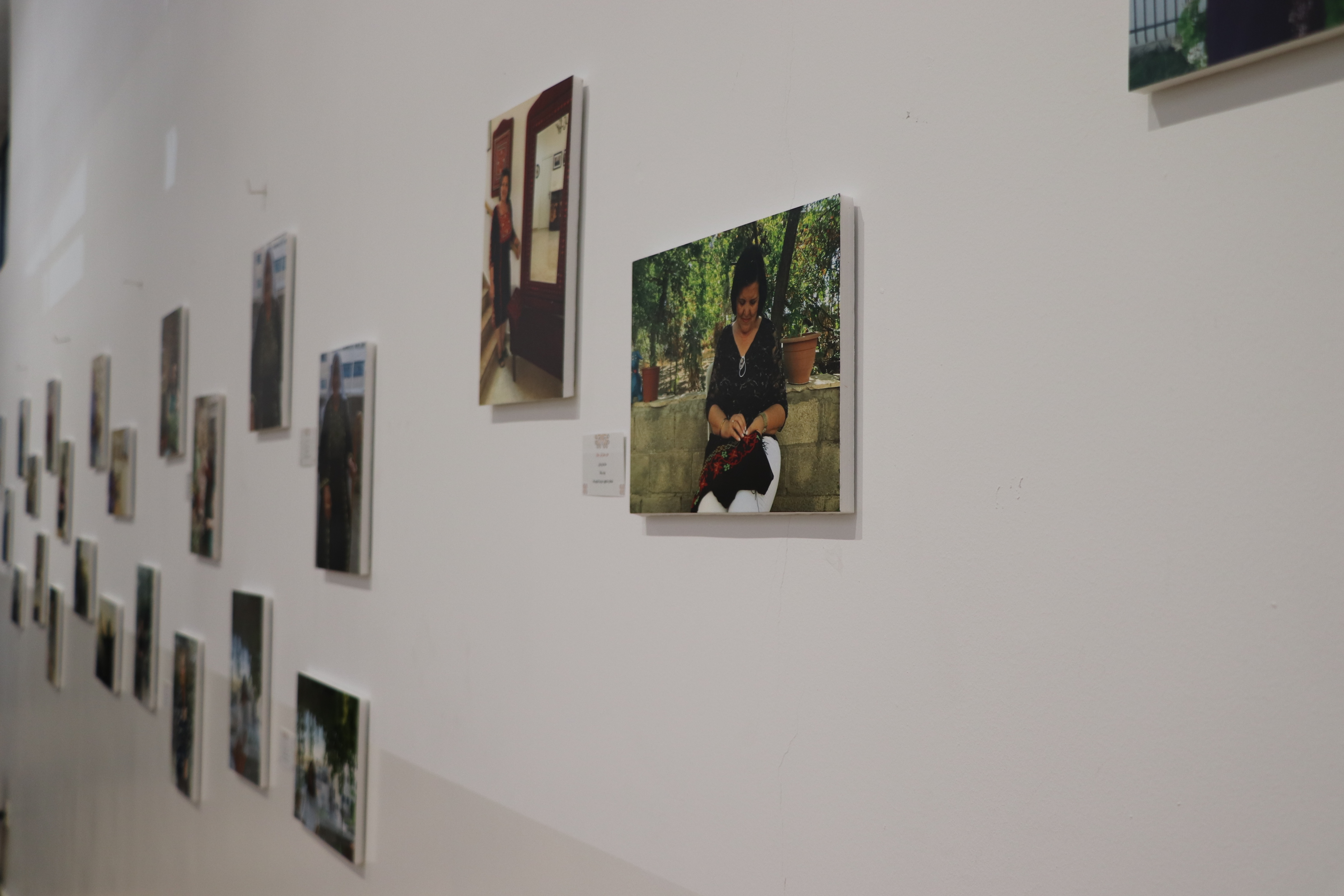 مدير عام بلدية بيت لحم يفتتح معرض "صورة وحكاية" في مركز السلام بيت لحم