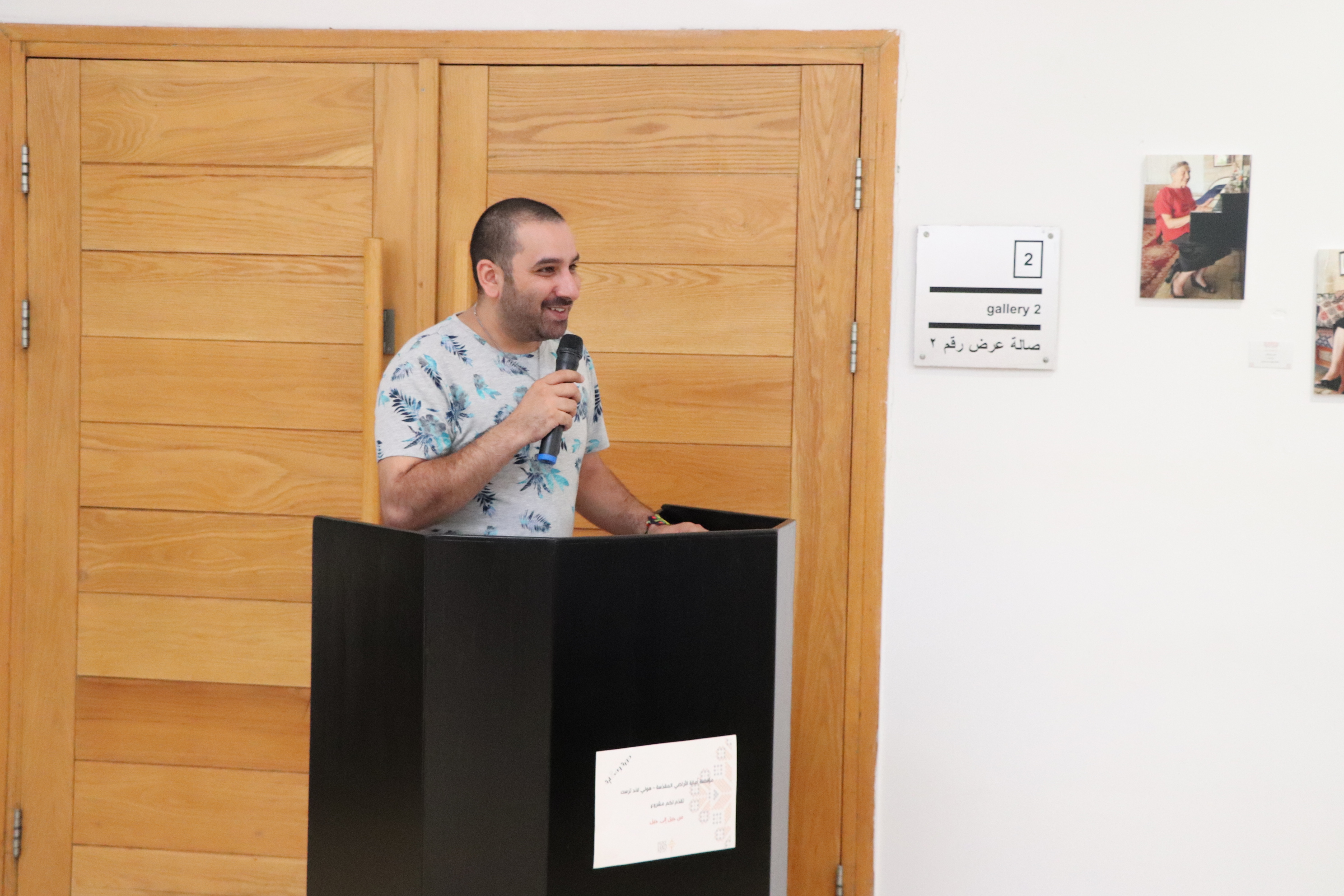 مدير عام بلدية بيت لحم يفتتح معرض "صورة وحكاية" في مركز السلام بيت لحم