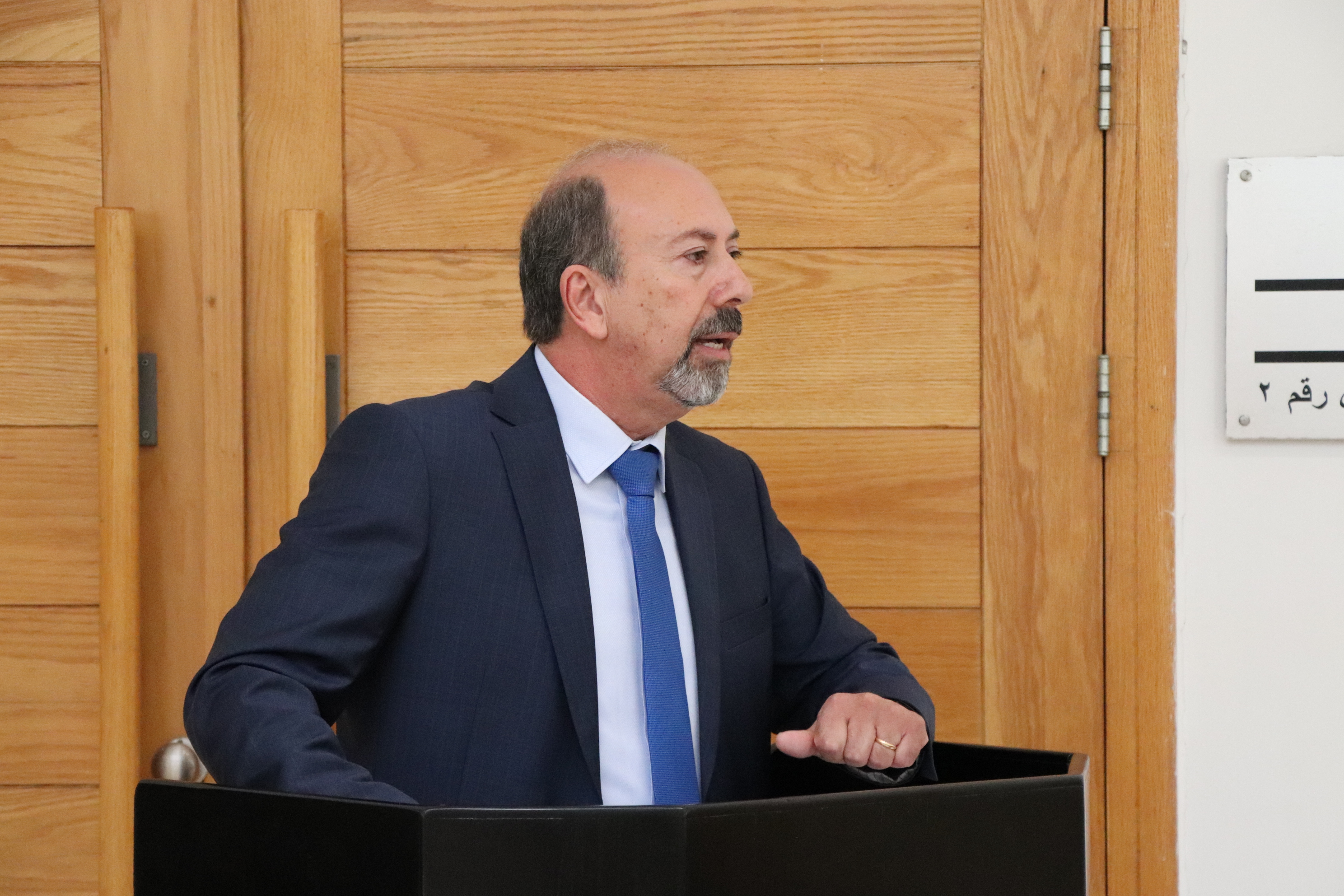 مدير عام بلدية بيت لحم يفتتح معرض "صورة وحكاية" في مركز السلام بيت لحم